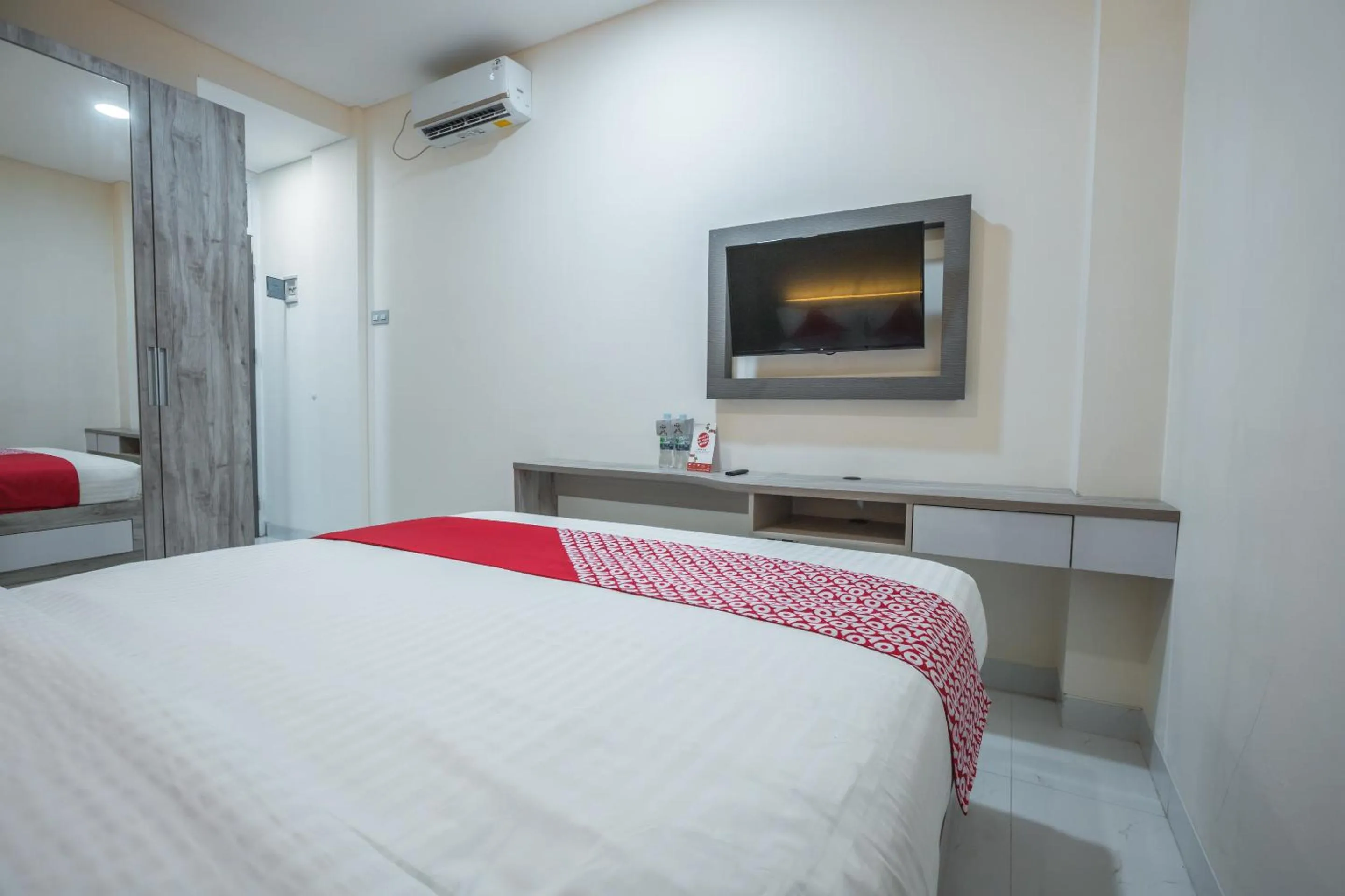 Bedroom, Bed in Super OYO 1487 Residence Khoe