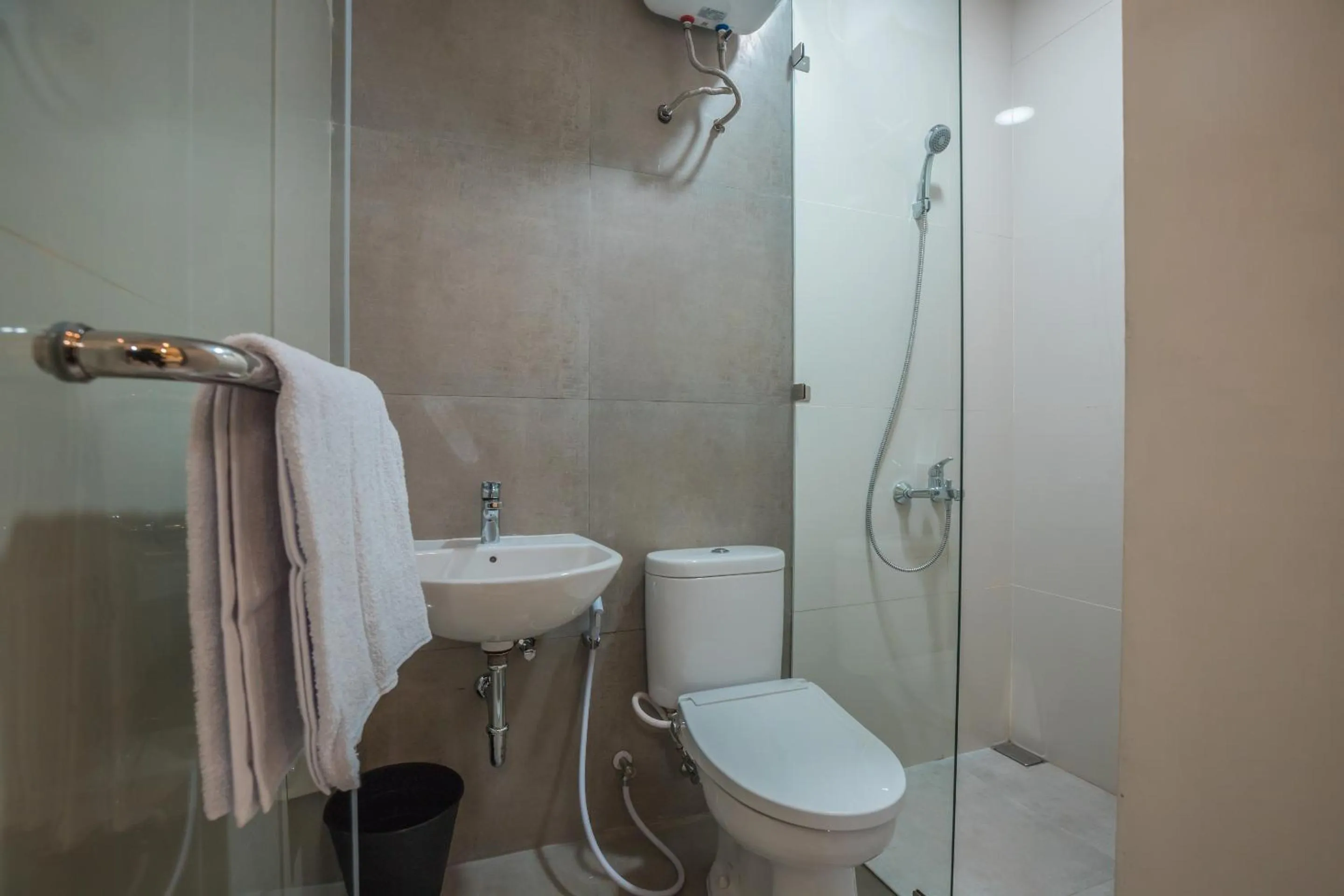 Bathroom in Super OYO 1487 Residence Khoe