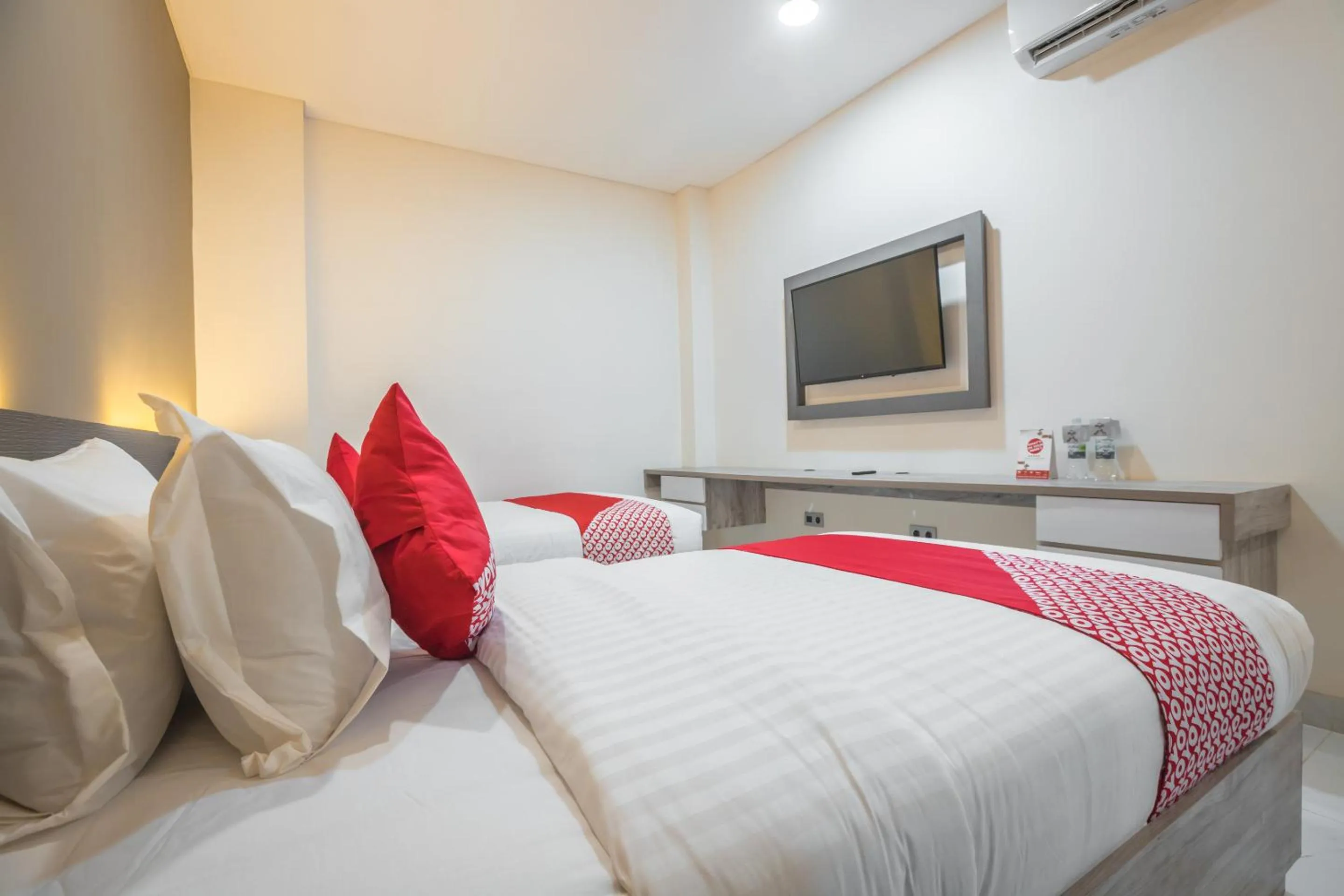 Bedroom, Bed in Super OYO 1487 Residence Khoe