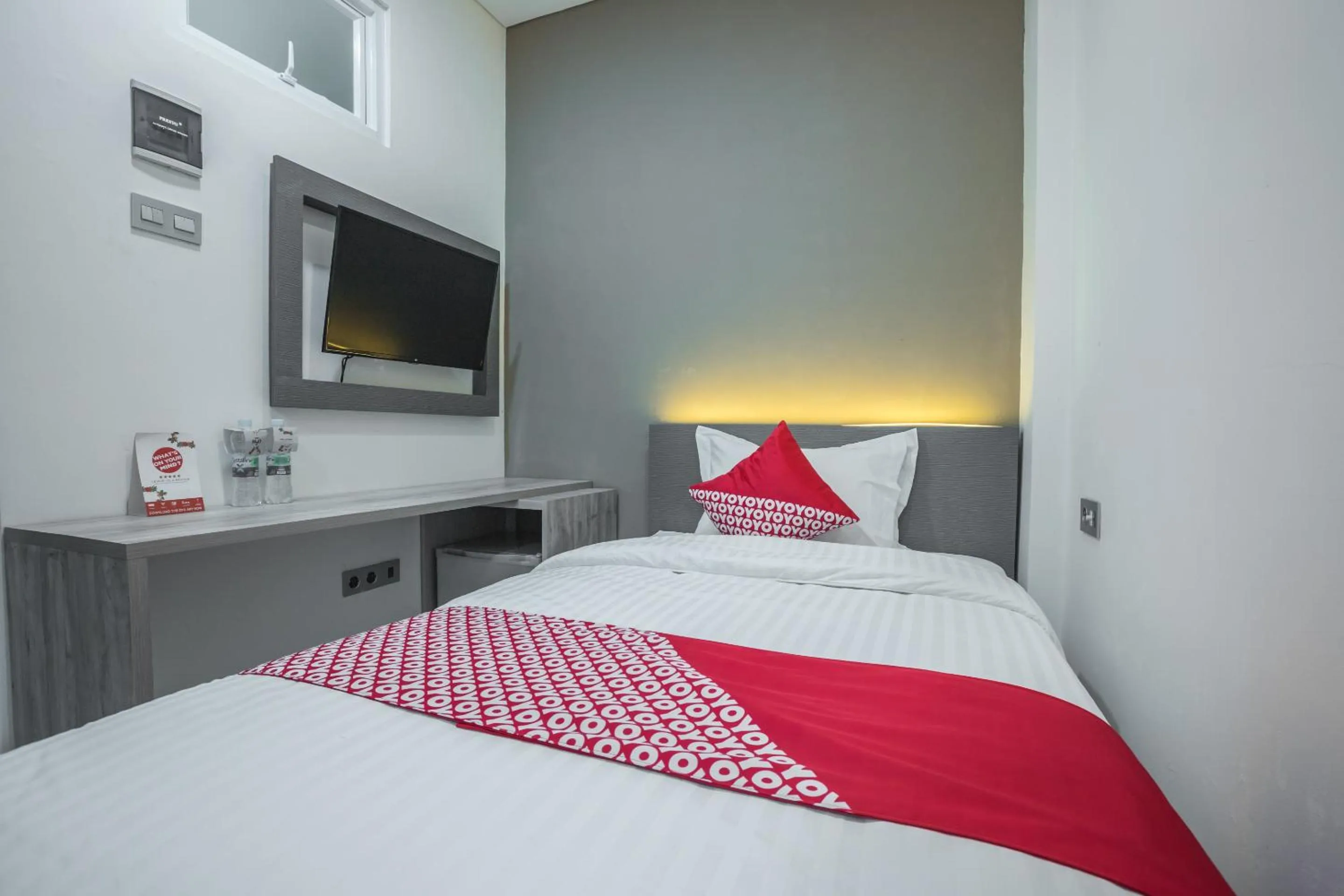 Photo of the whole room, Bed in Super OYO 1487 Residence Khoe