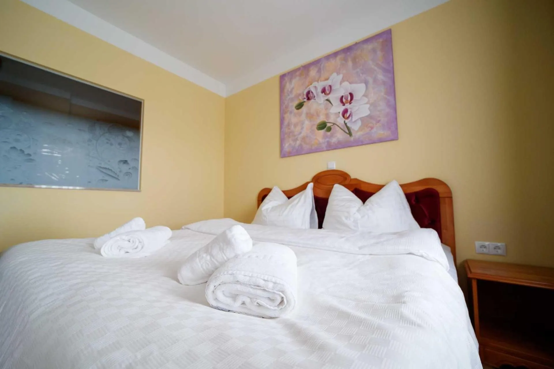 Bed in VULKAN Residenz Hotel I Self Check-in