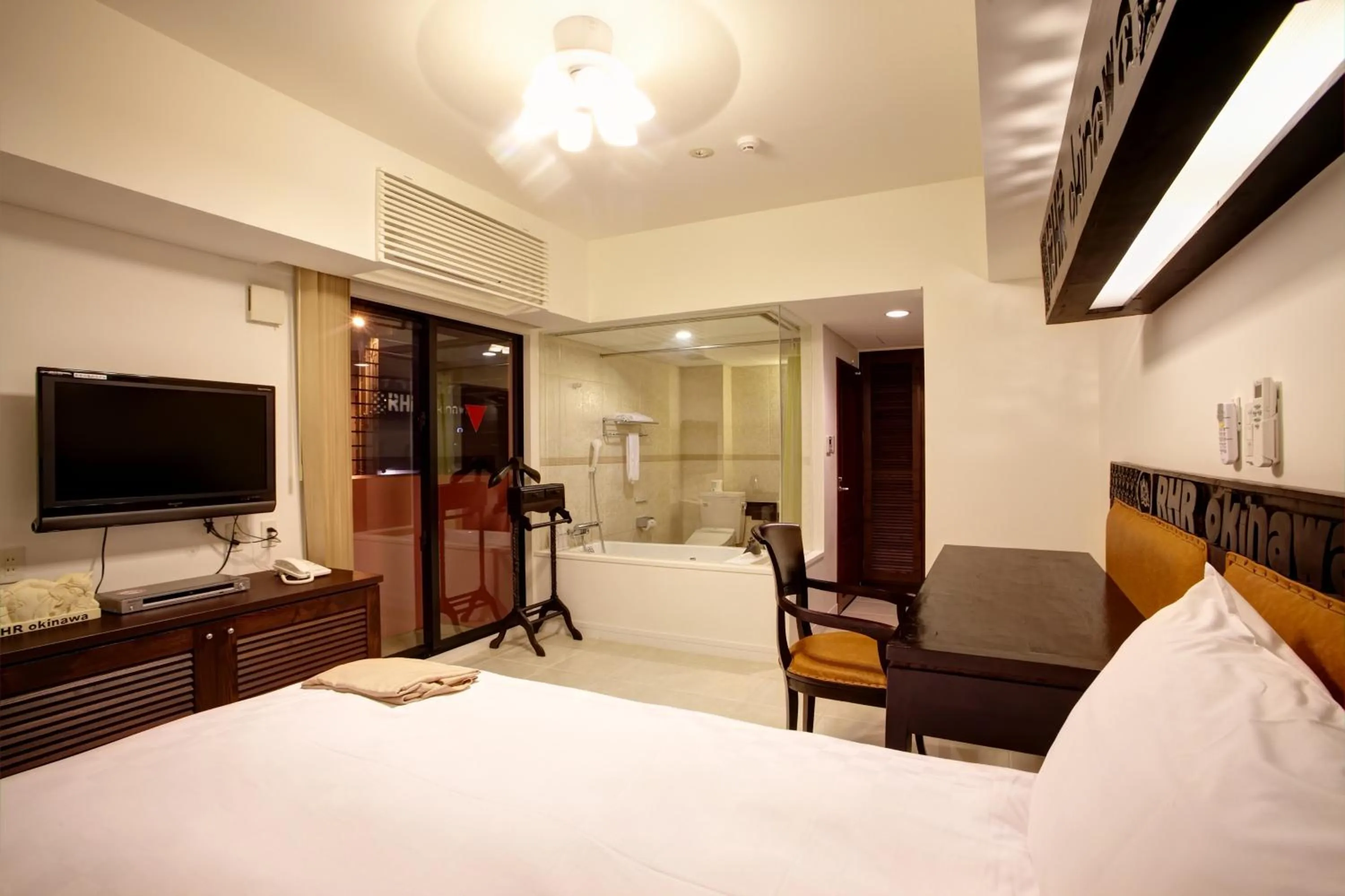 Photo of the whole room, Bed in Royal Hotel