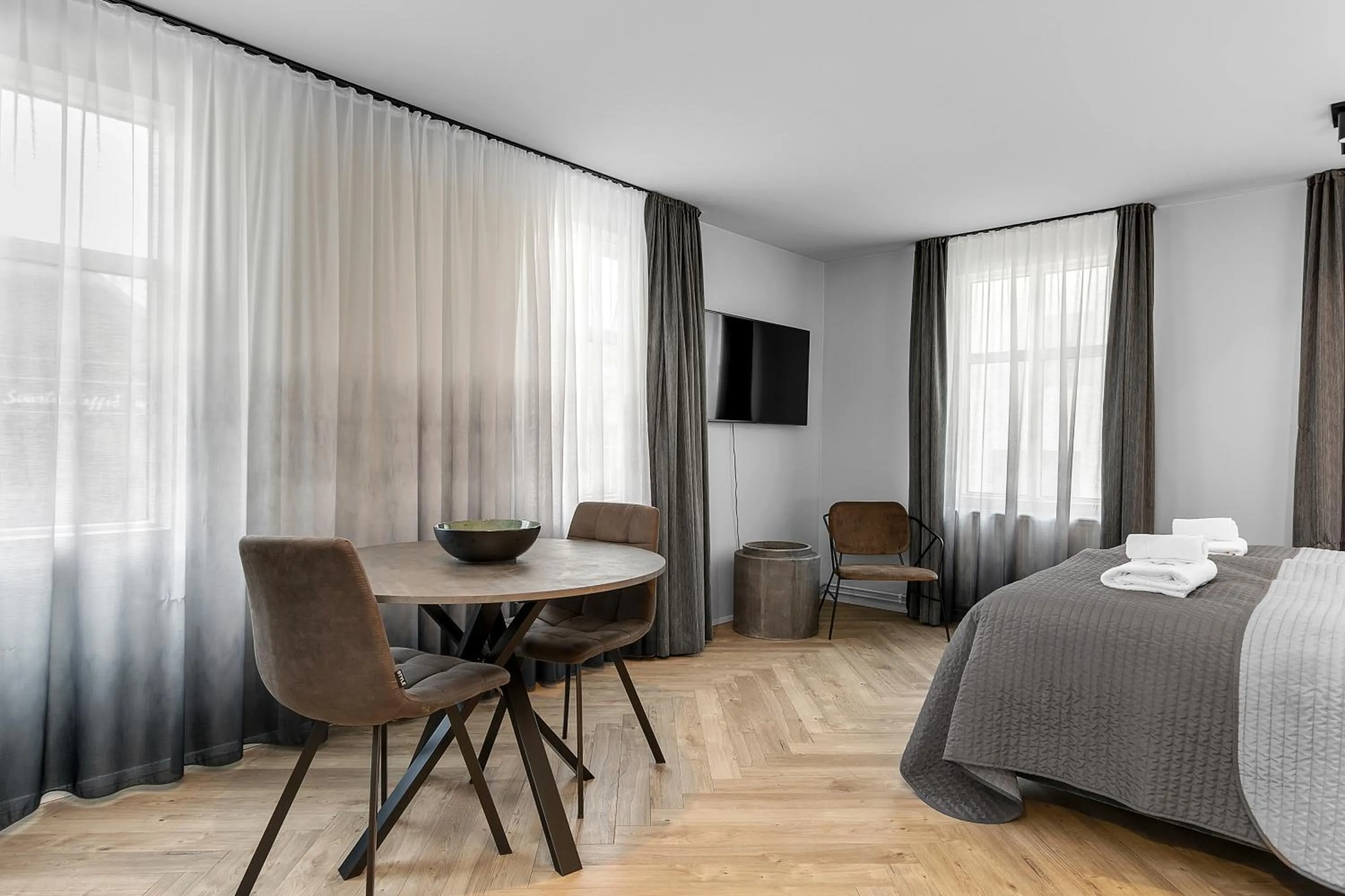 Bed in Backyard Apartments by Heimaleiga