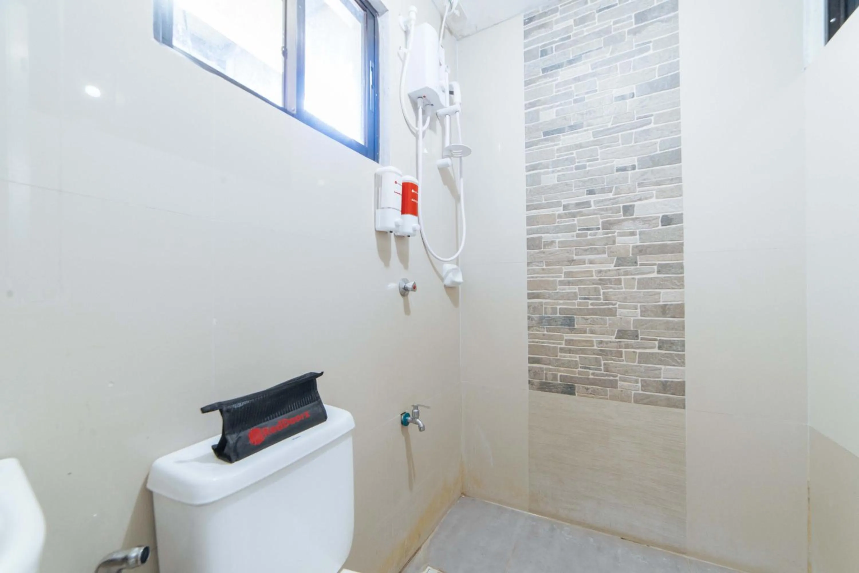 Shower in RedDoorz @ Aparente Gensan