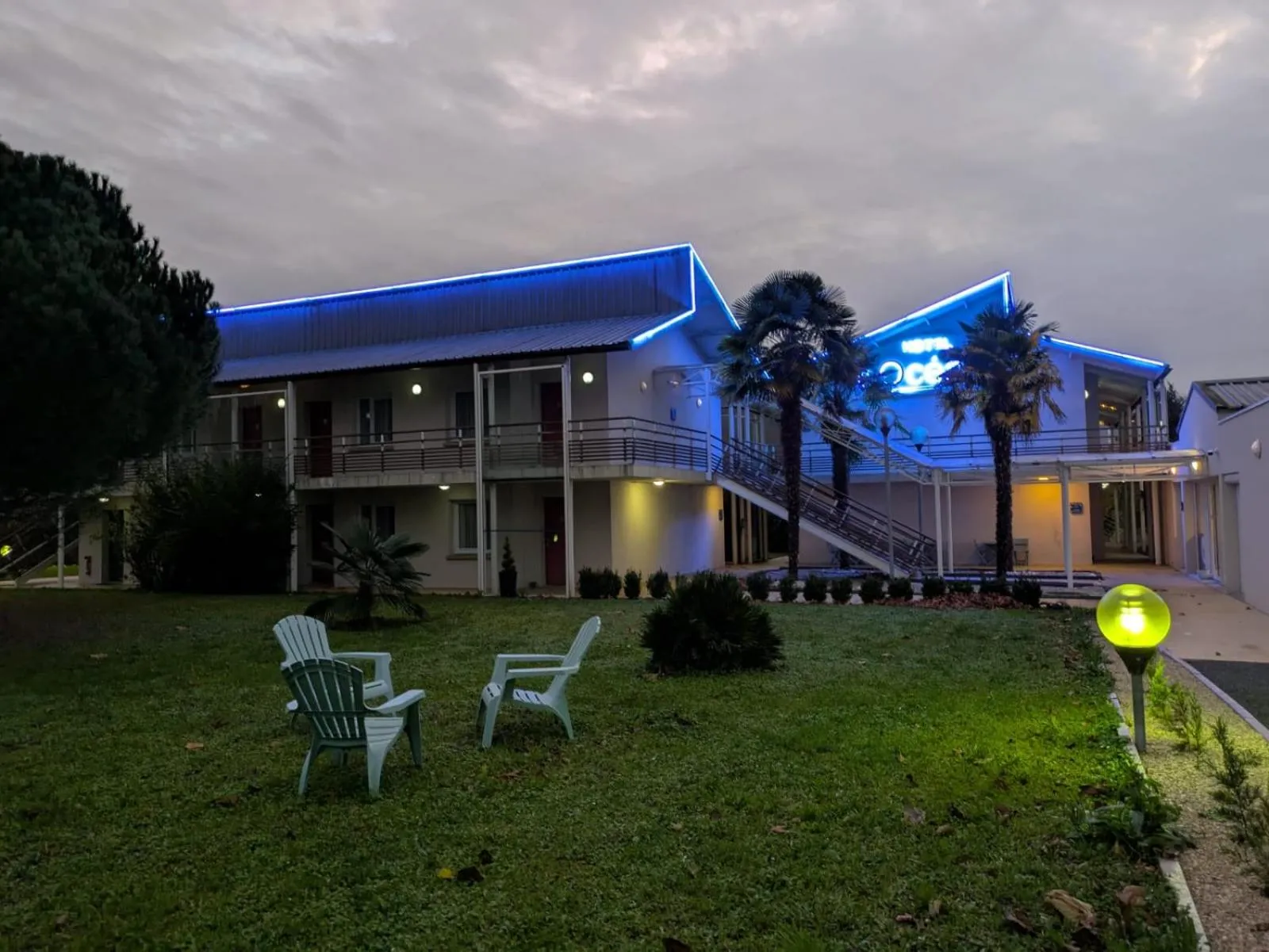 Garden in Hotel Anjou à L'Océane Angers-Le Mans