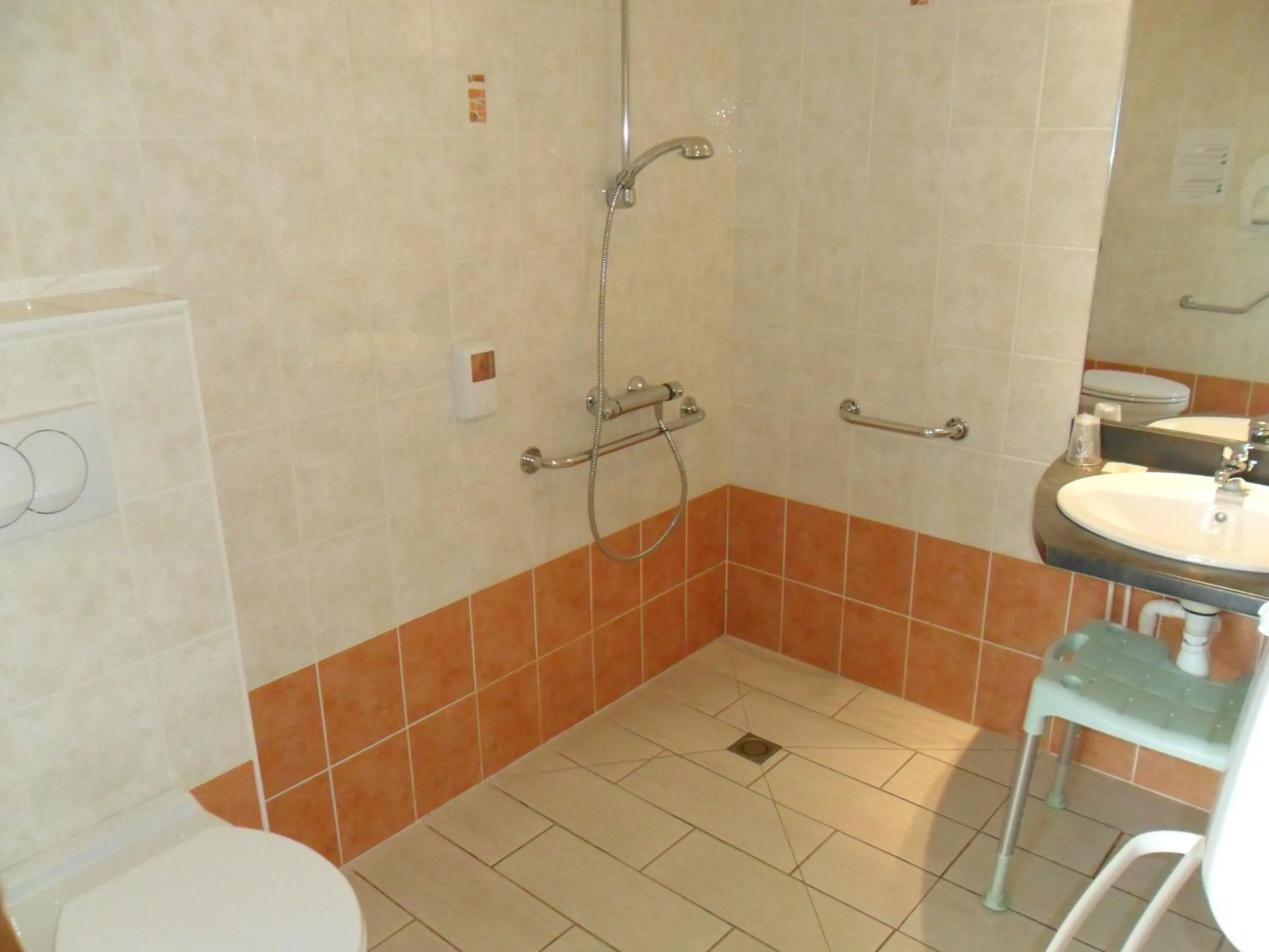 Shower in Hotel Anjou à L'Océane Angers-Le Mans