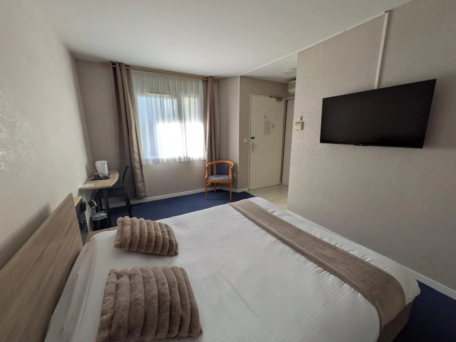 Bedroom, Bed in Hotel L'Océane Angers Parc Expo