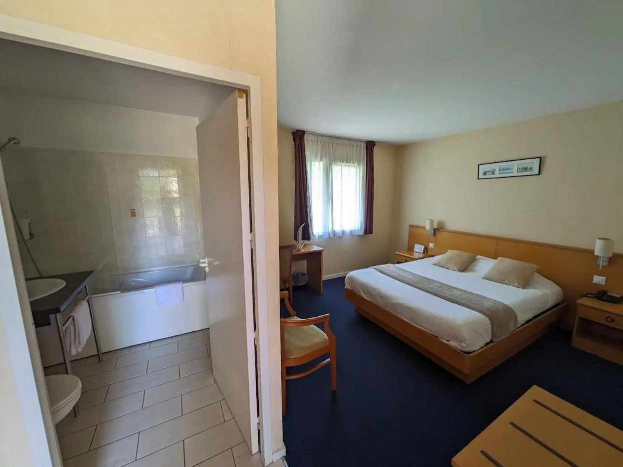 Bathroom, Bed in Hotel Anjou à L'Océane Angers-Le Mans