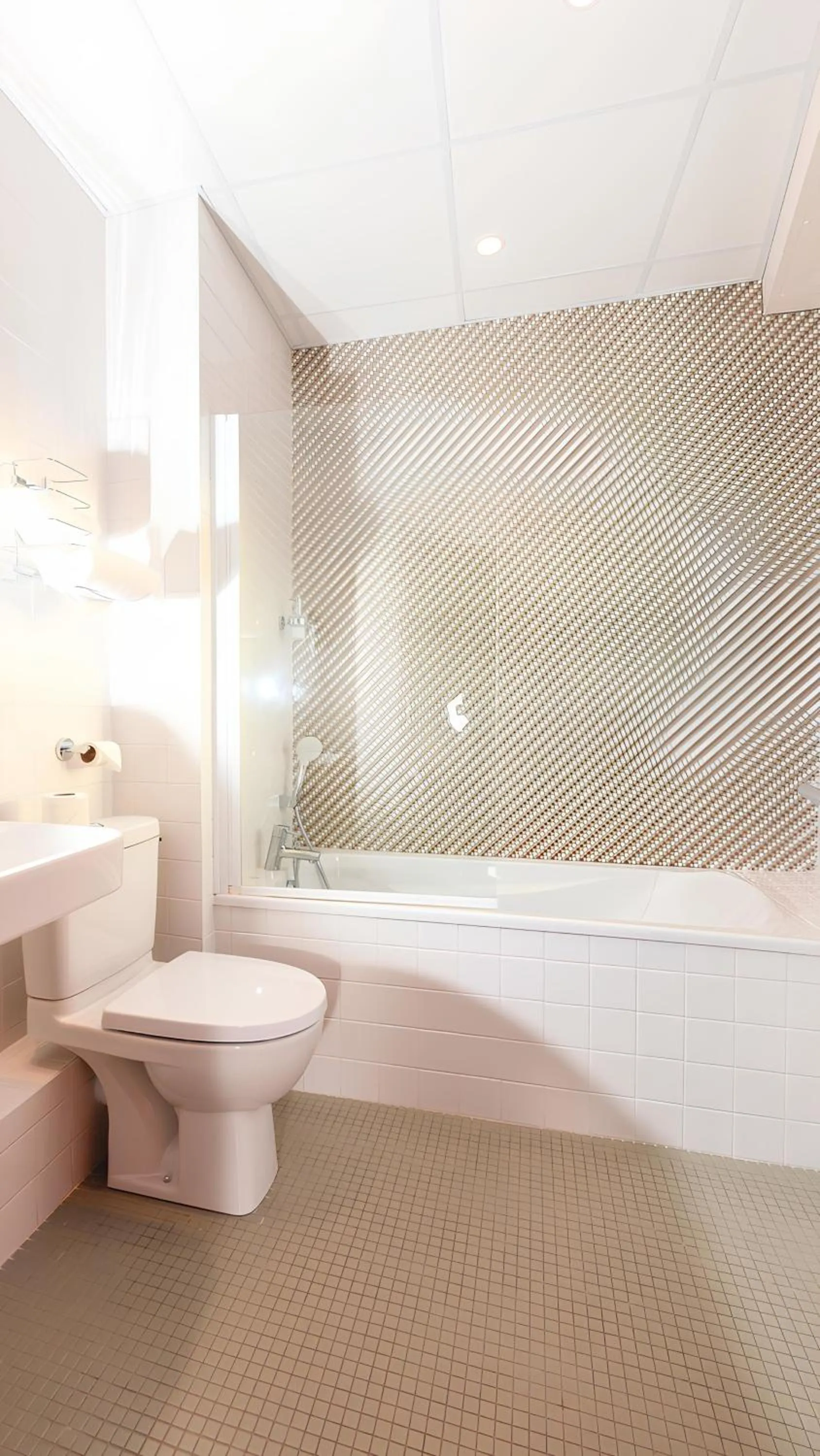 Shower in Grand Hotel de la Gare, Angers