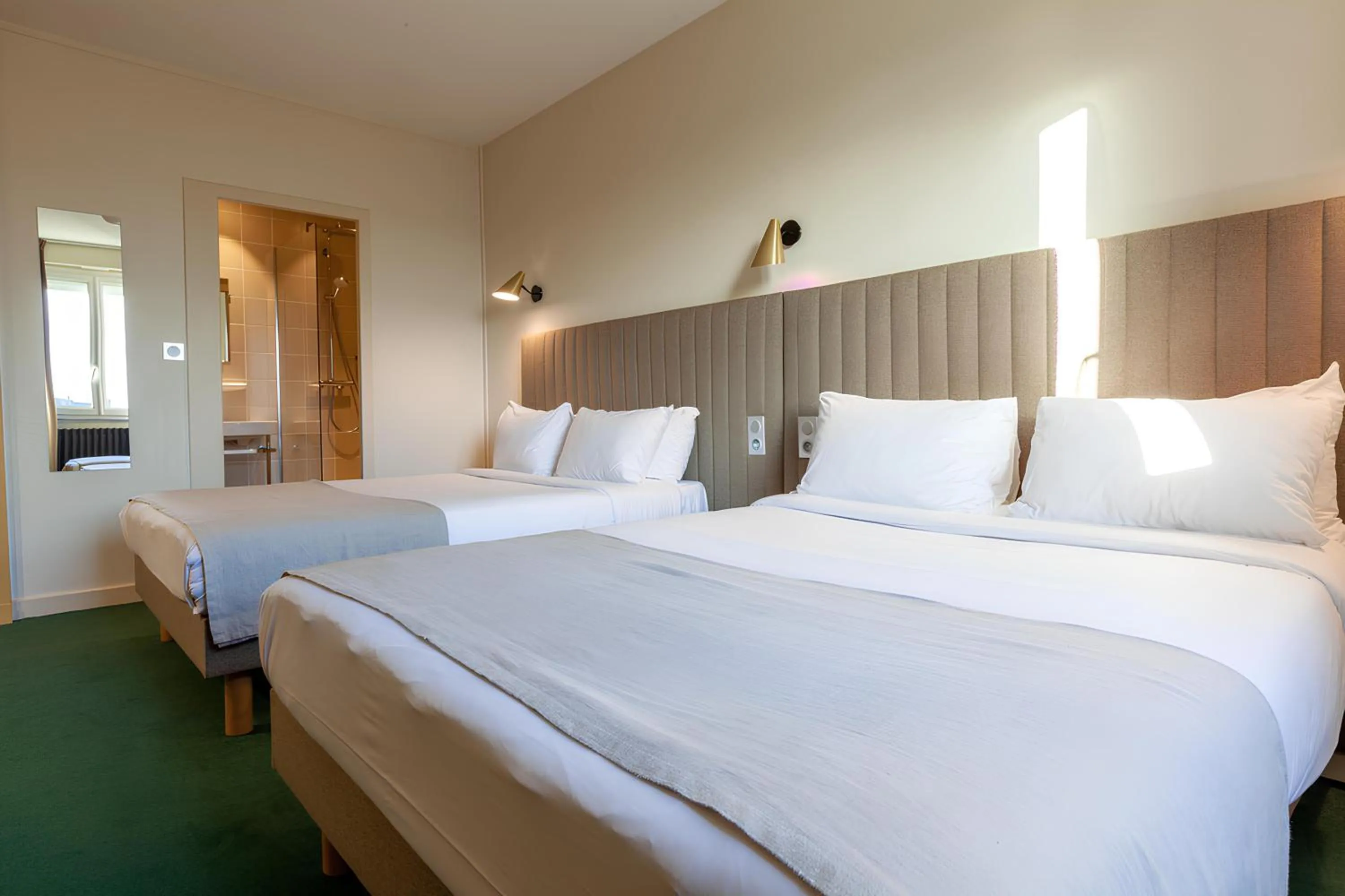 Bed in Grand Hotel de la Gare, Angers