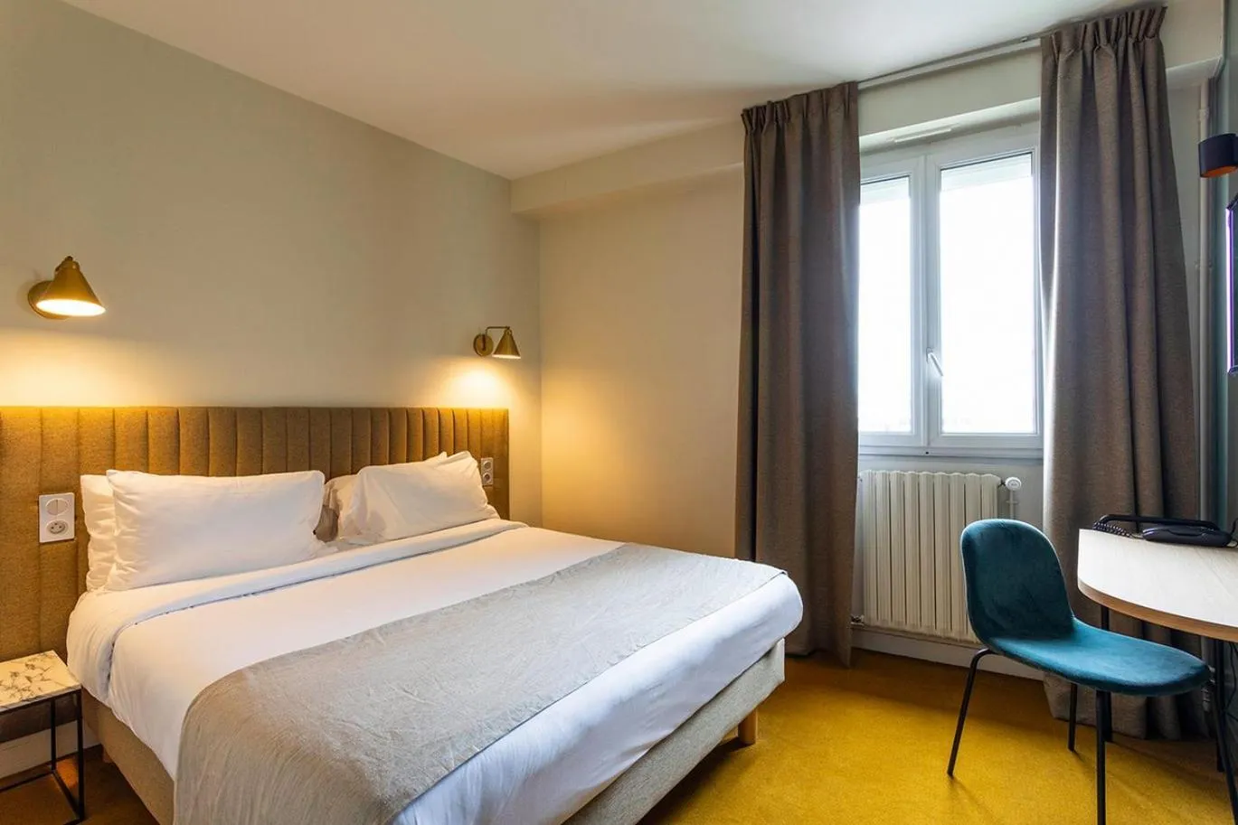 Photo of the whole room, Bed in Grand Hotel de la Gare, Angers