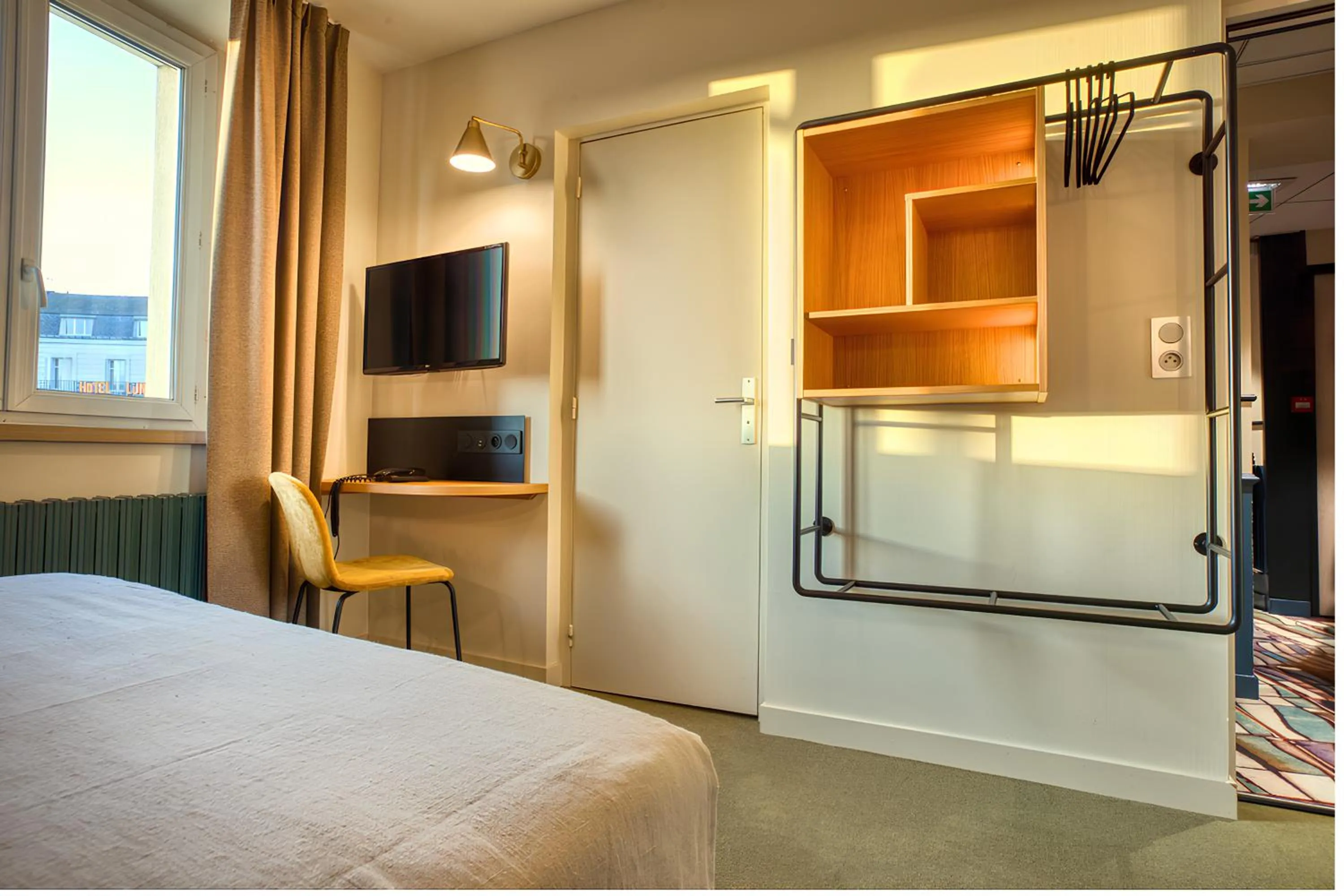 Bedroom, Bed in Grand Hotel de la Gare, Angers