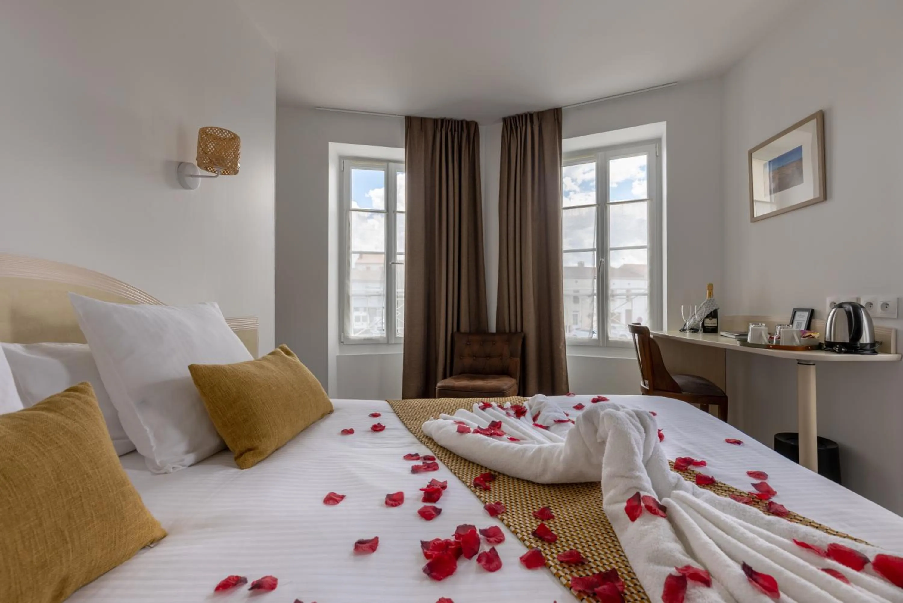 Decorative detail, Bed in Logis Hotel Le Richelieu - Royan Atlantique