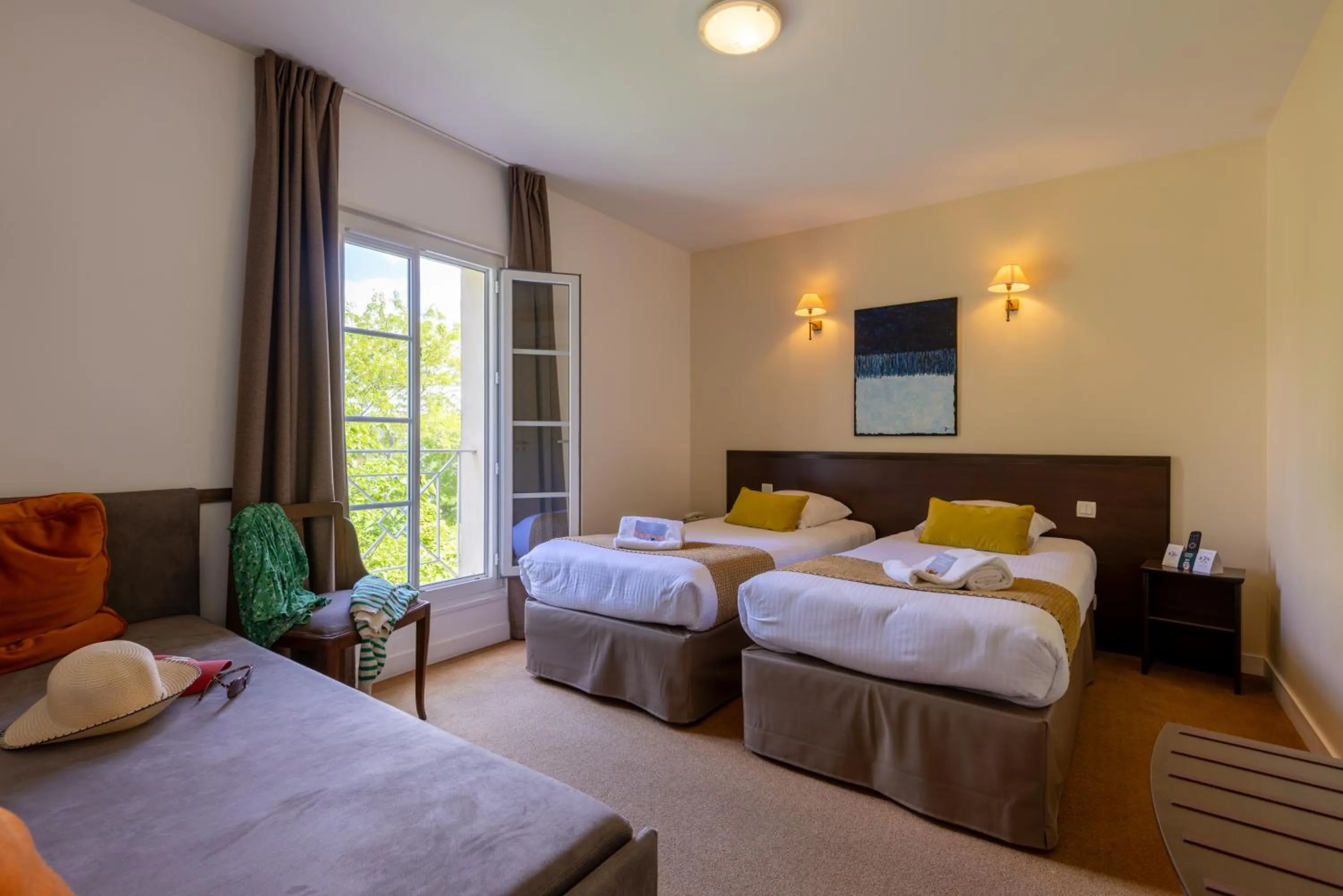 Bedroom, Bed in Logis Hotel Le Richelieu - Royan Atlantique