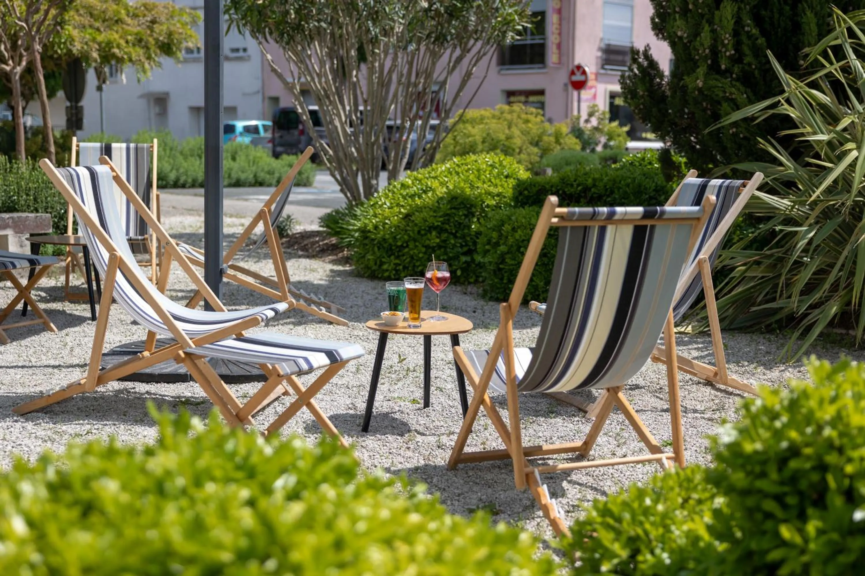 Patio in Logis Hotel Le Richelieu - Royan Atlantique