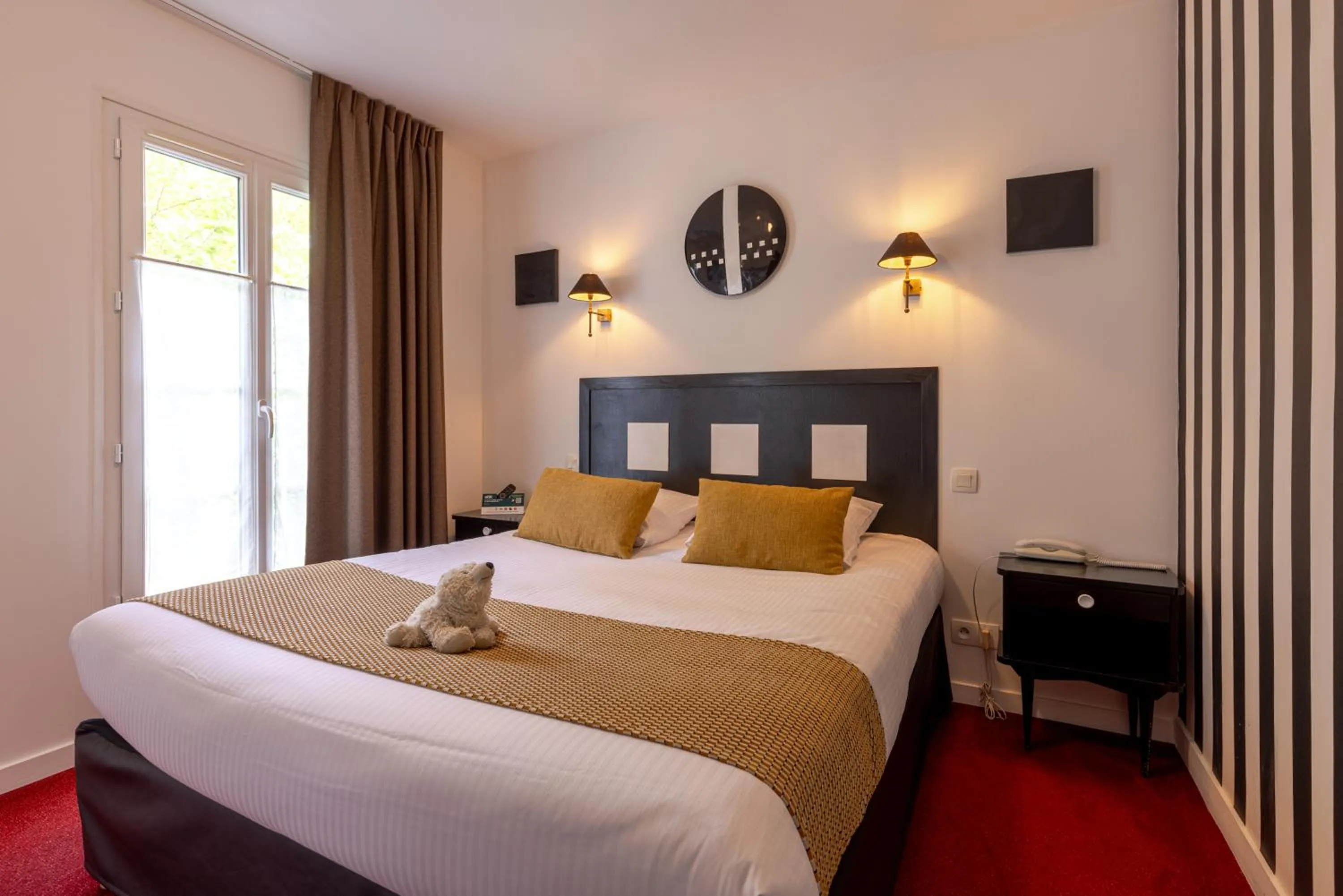 Bed in Logis Hotel Le Richelieu - Royan Atlantique