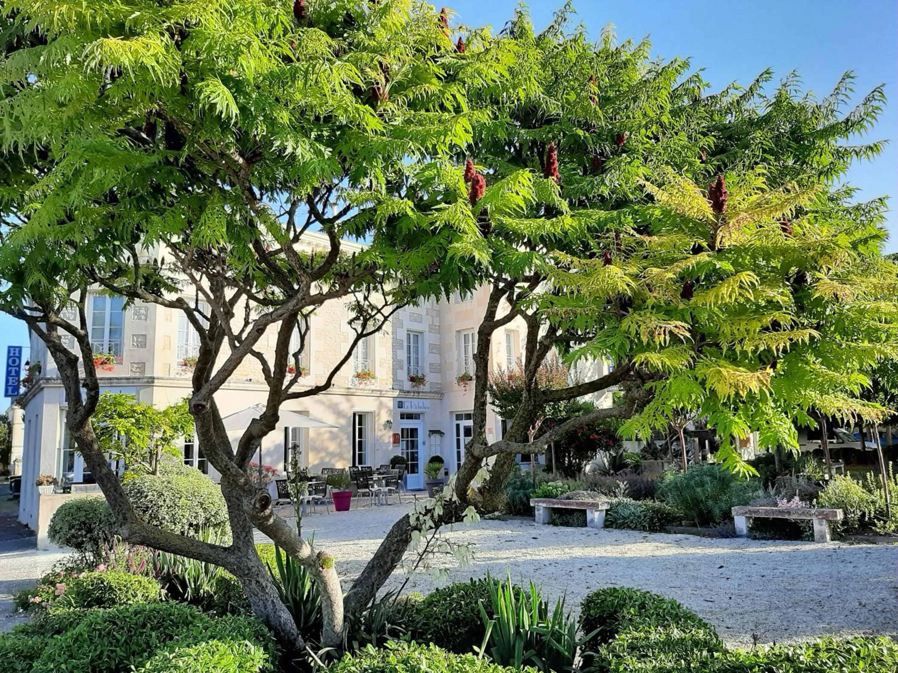 Property building in Logis Hotel Le Richelieu - Royan Atlantique