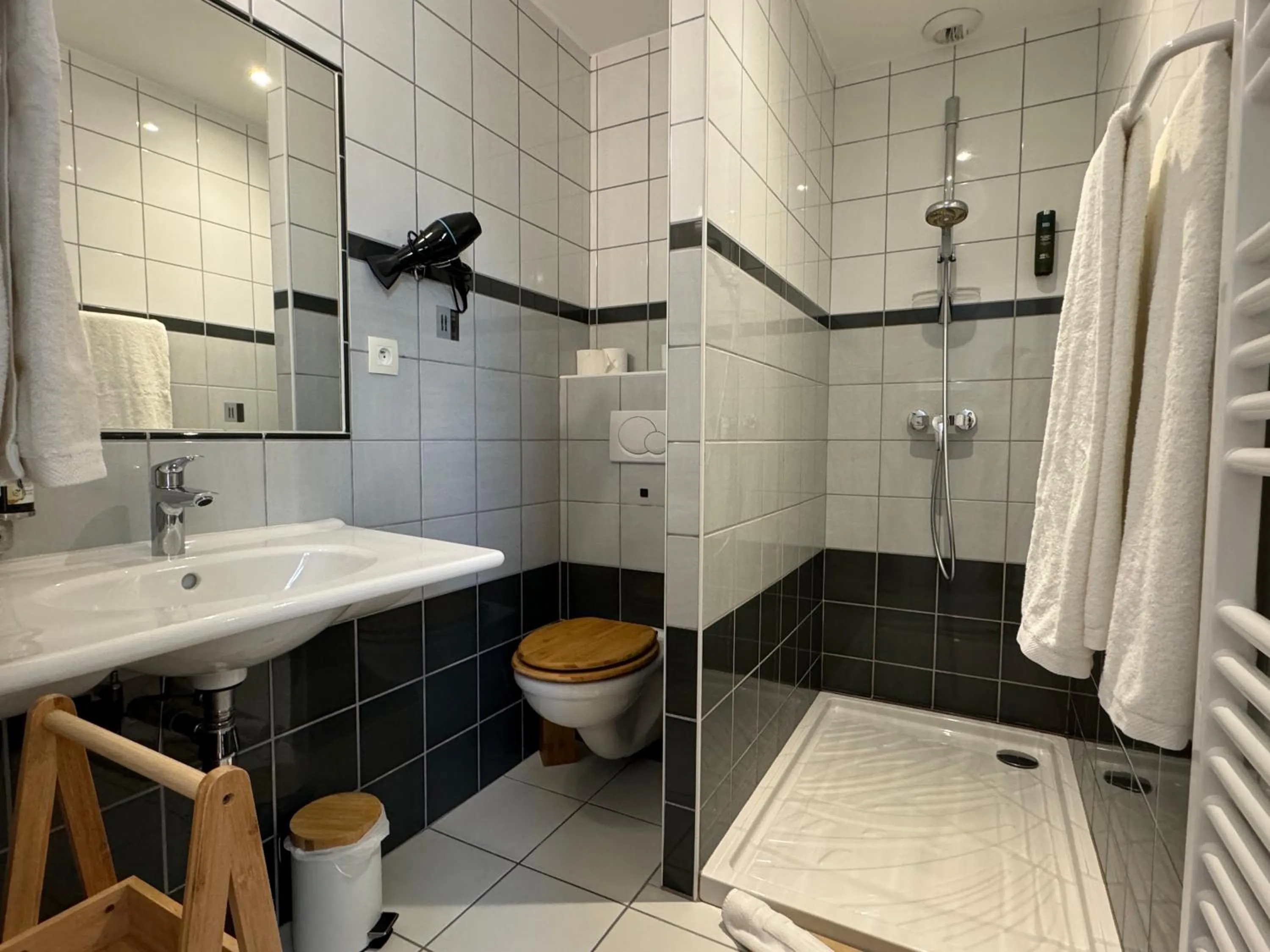 Bathroom in Logis Hotel Le Richelieu - Royan Atlantique