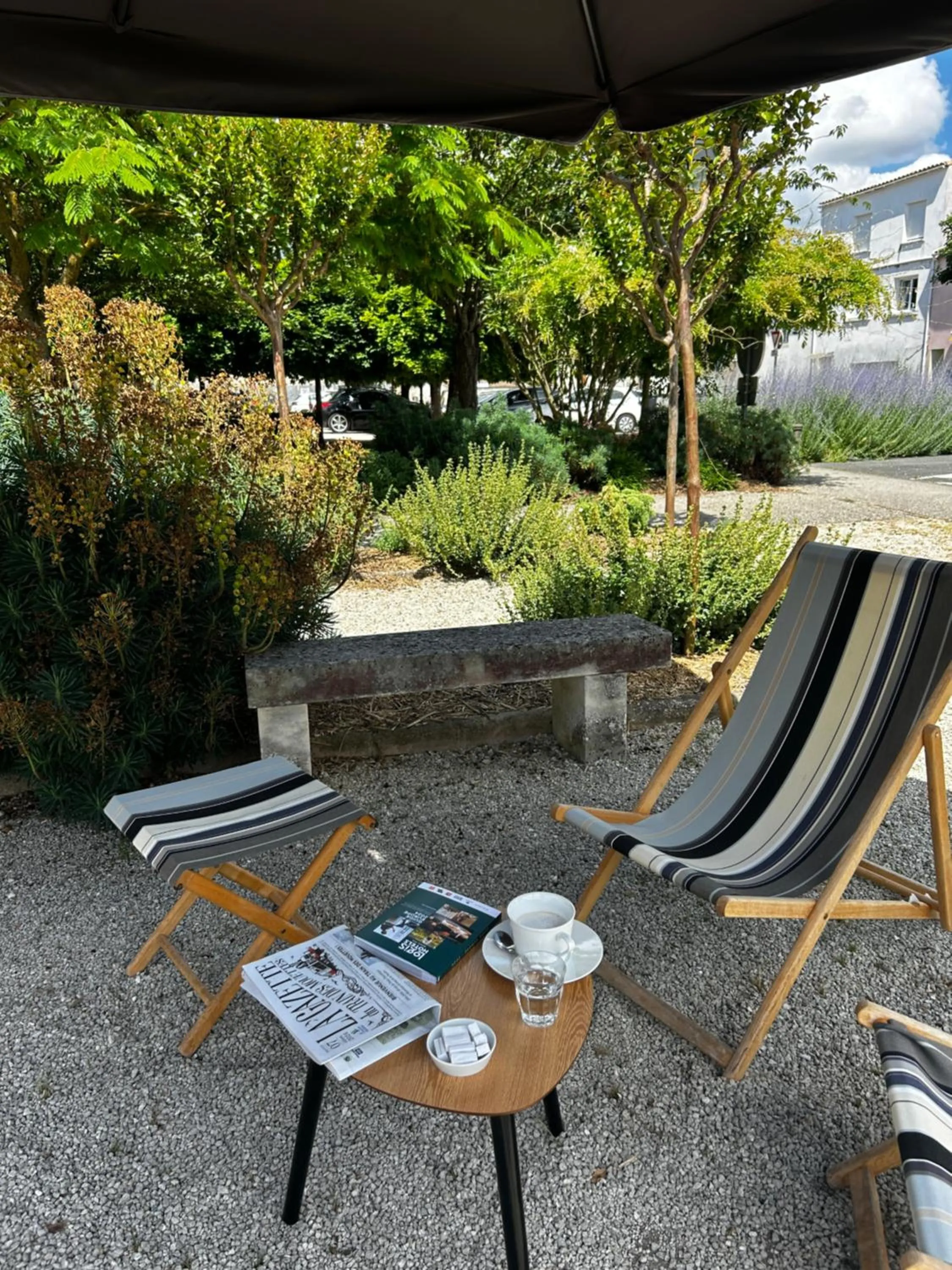 Patio in Logis Hotel Le Richelieu - Royan Atlantique