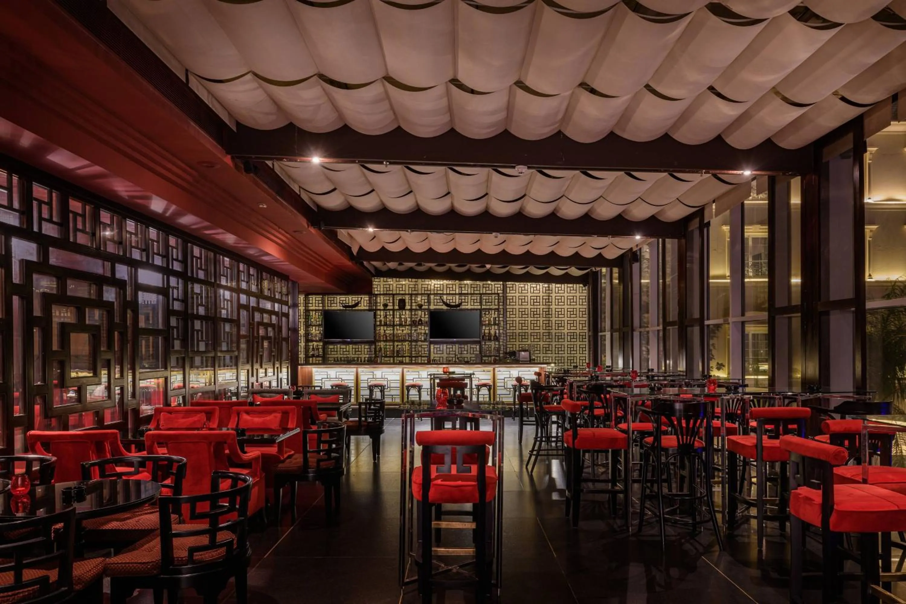 Lounge or bar in Renaissance Cairo Mirage City Hotel