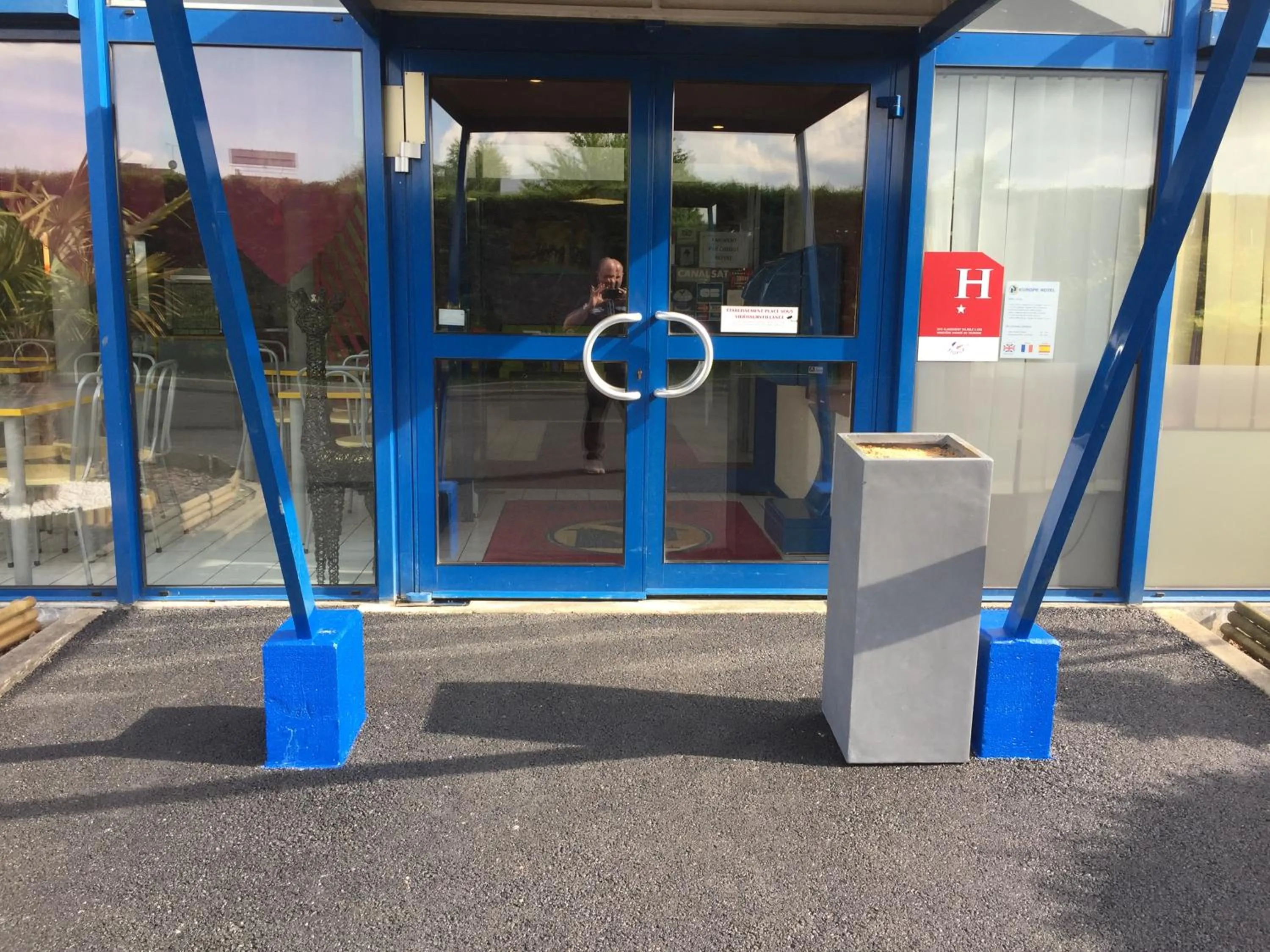 Facade/entrance in Europe Hôtel