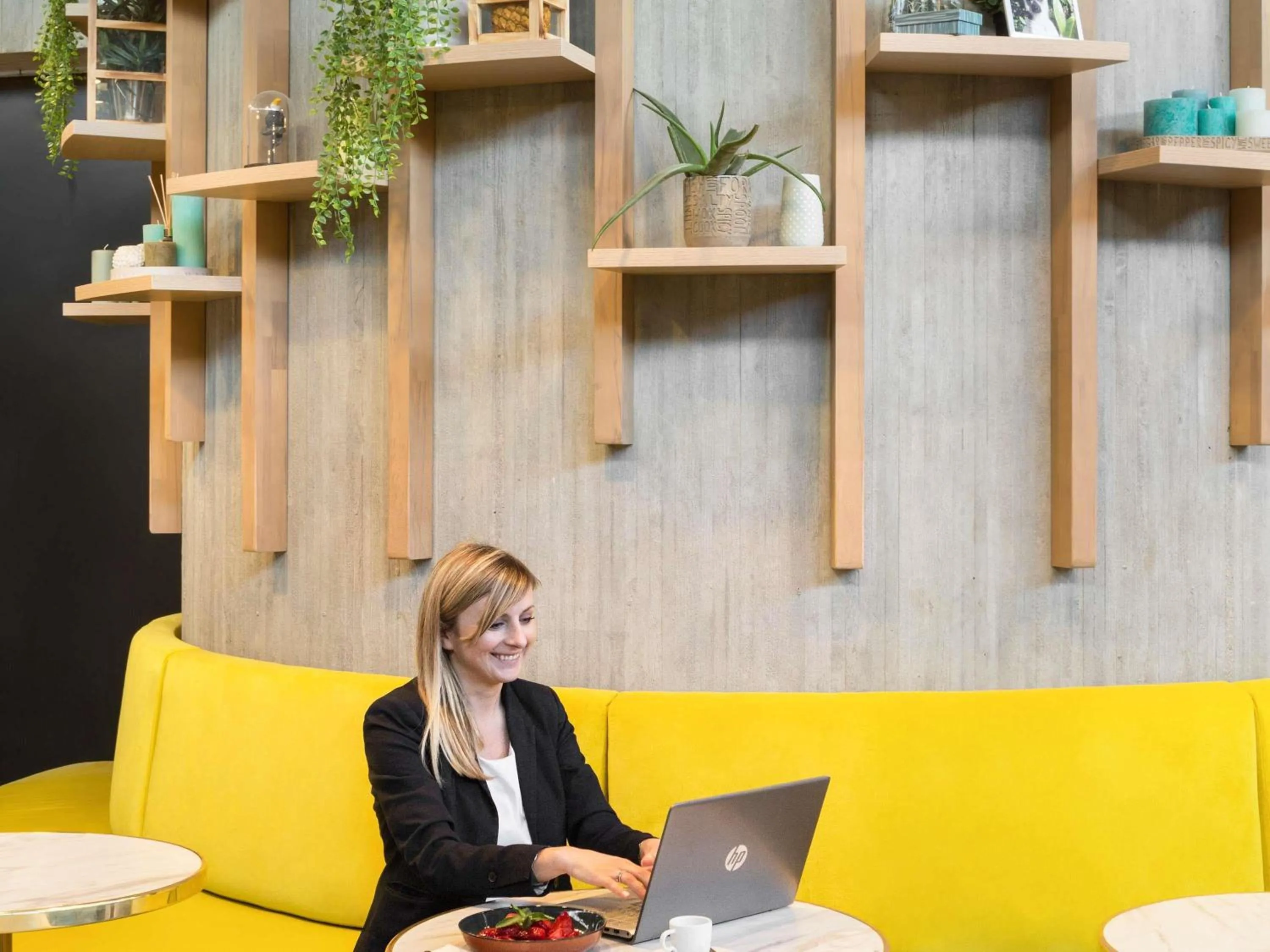 Lounge or bar in Novotel Paris Charles de Gaulle Airport