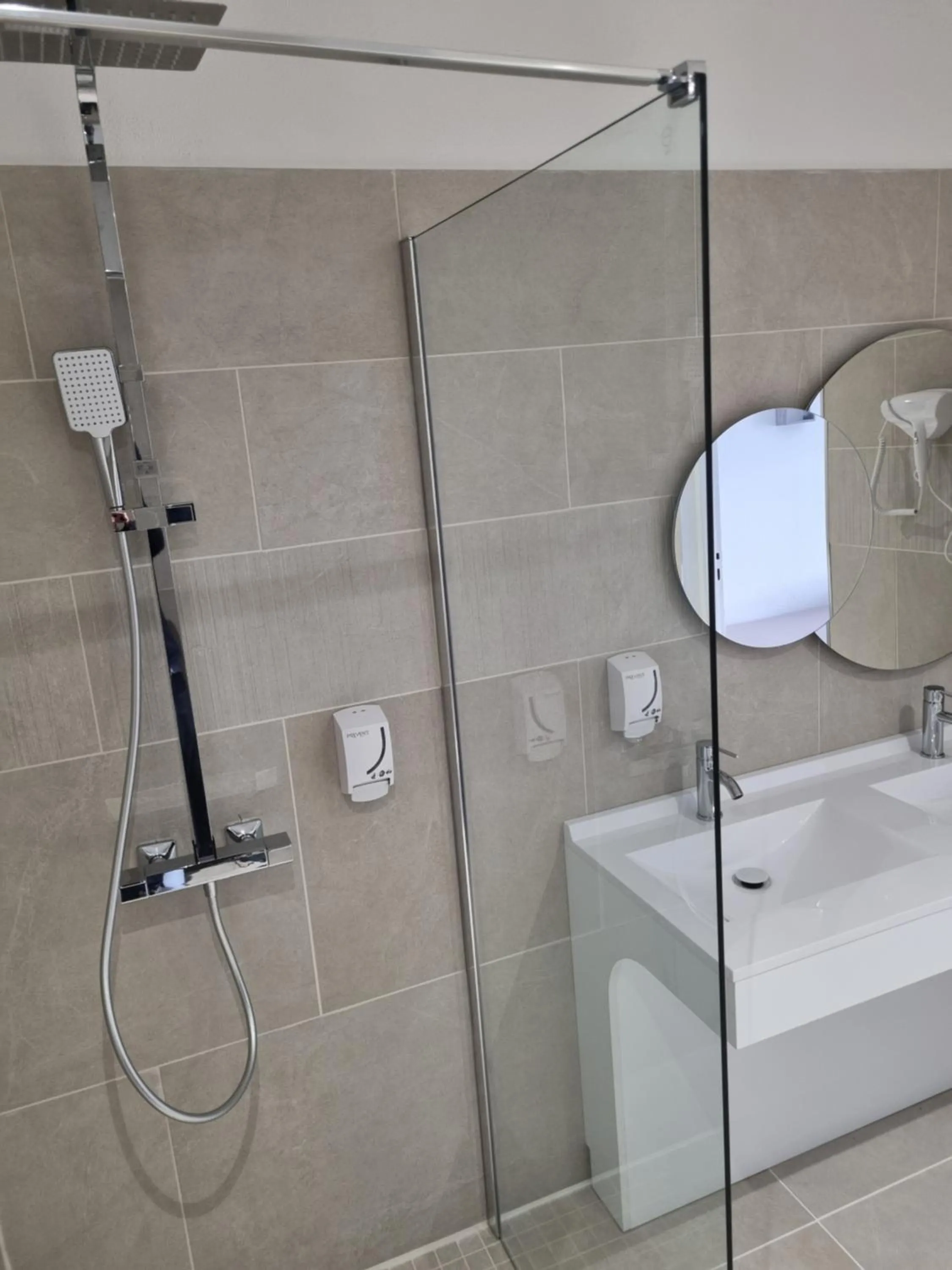 Shower in Auberge des Salles