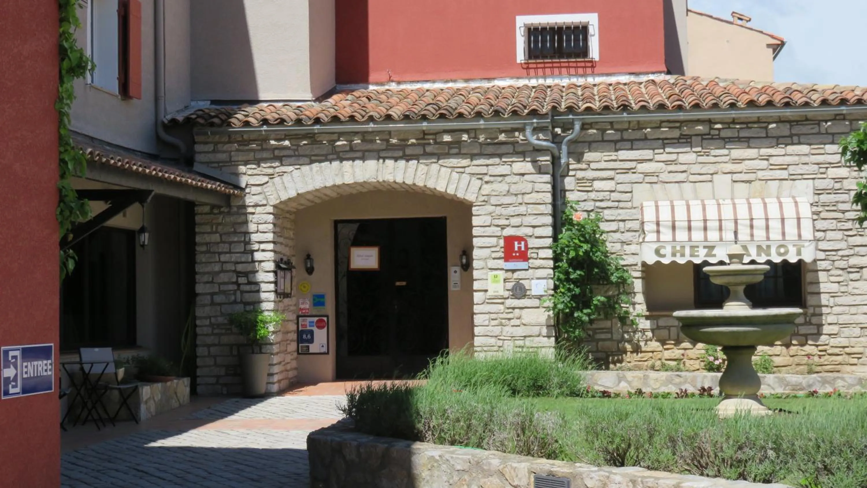 Facade/entrance in Auberge des Salles