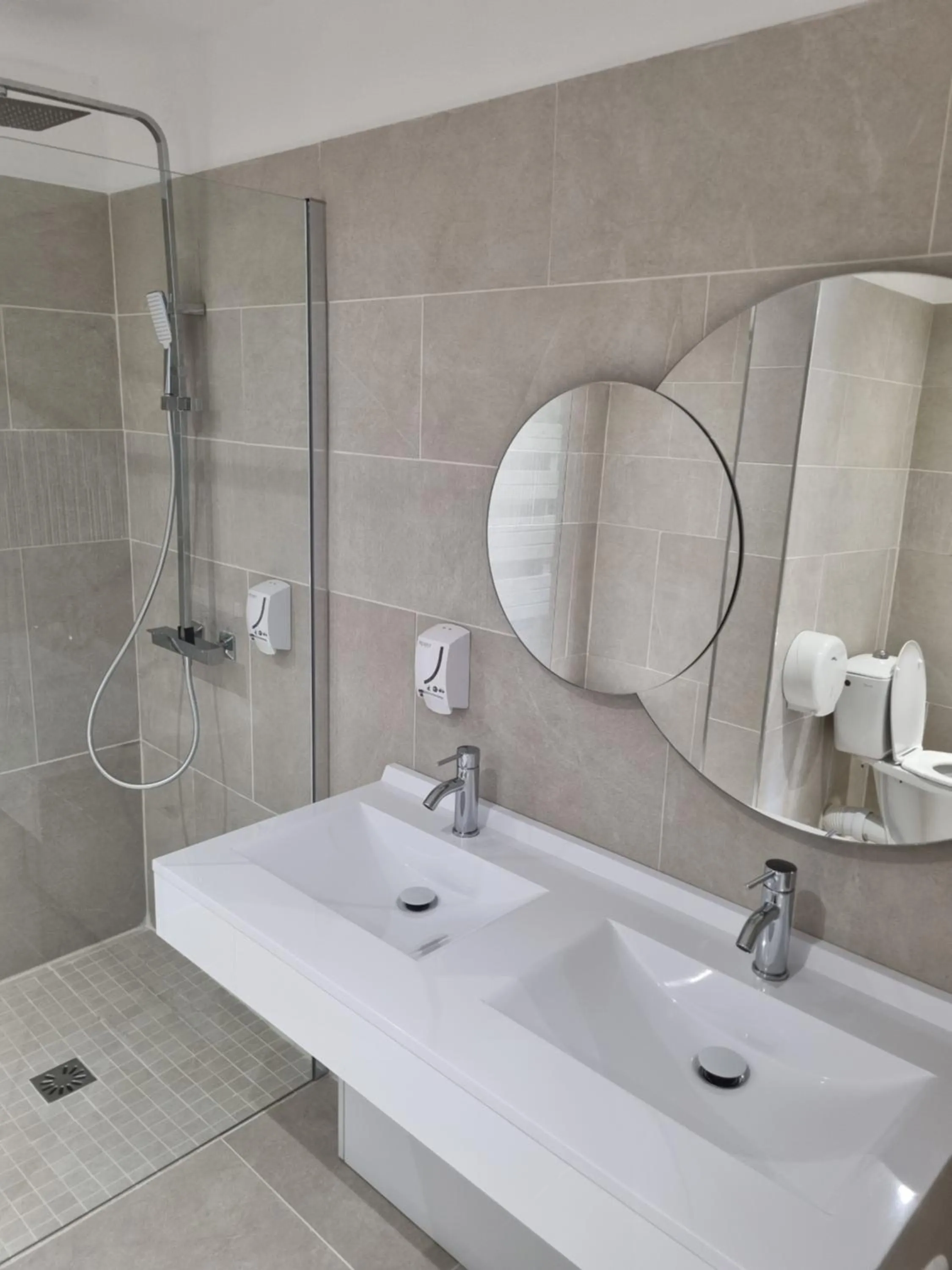 Shower in Auberge des Salles