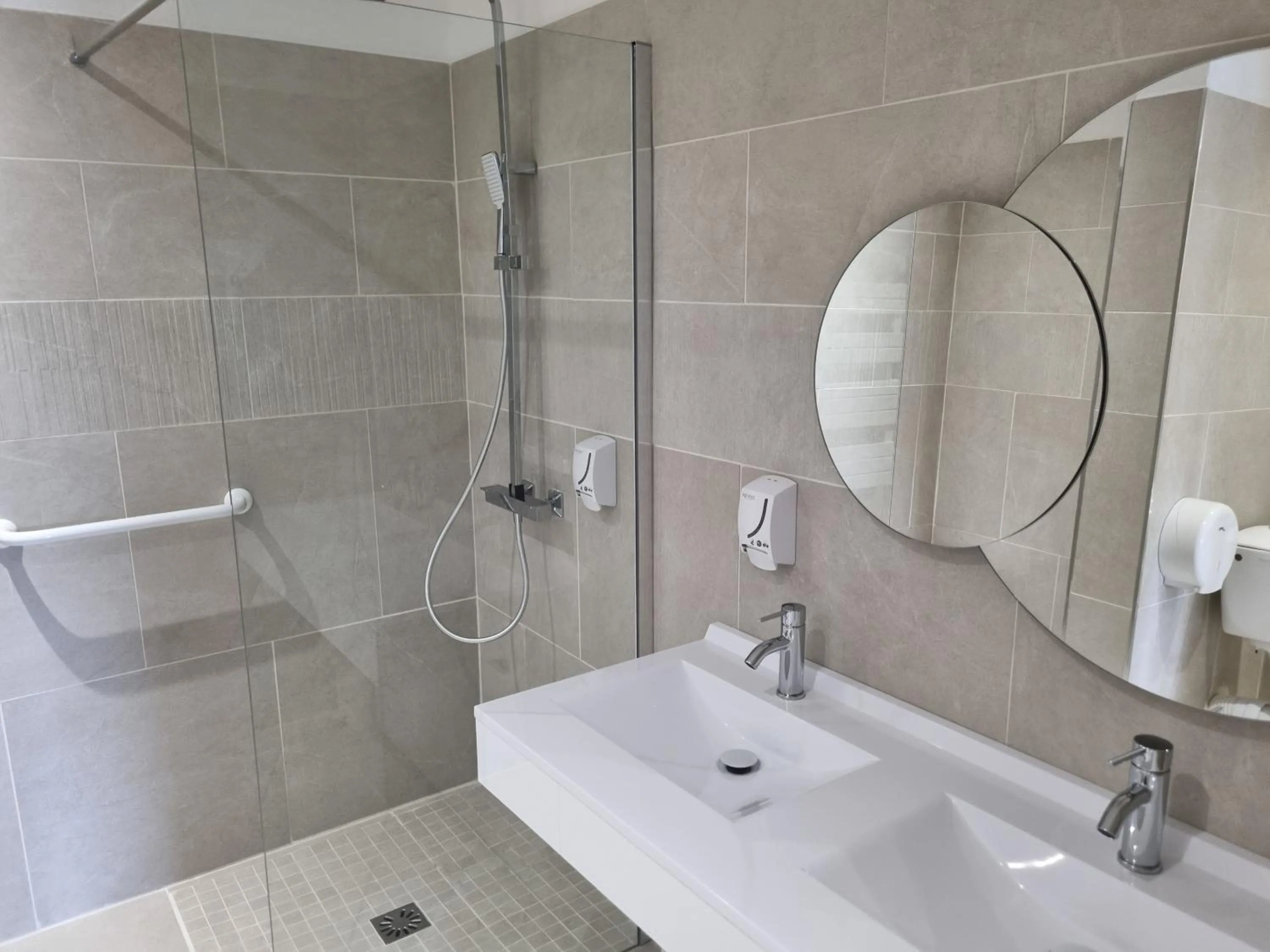 Shower in Auberge des Salles