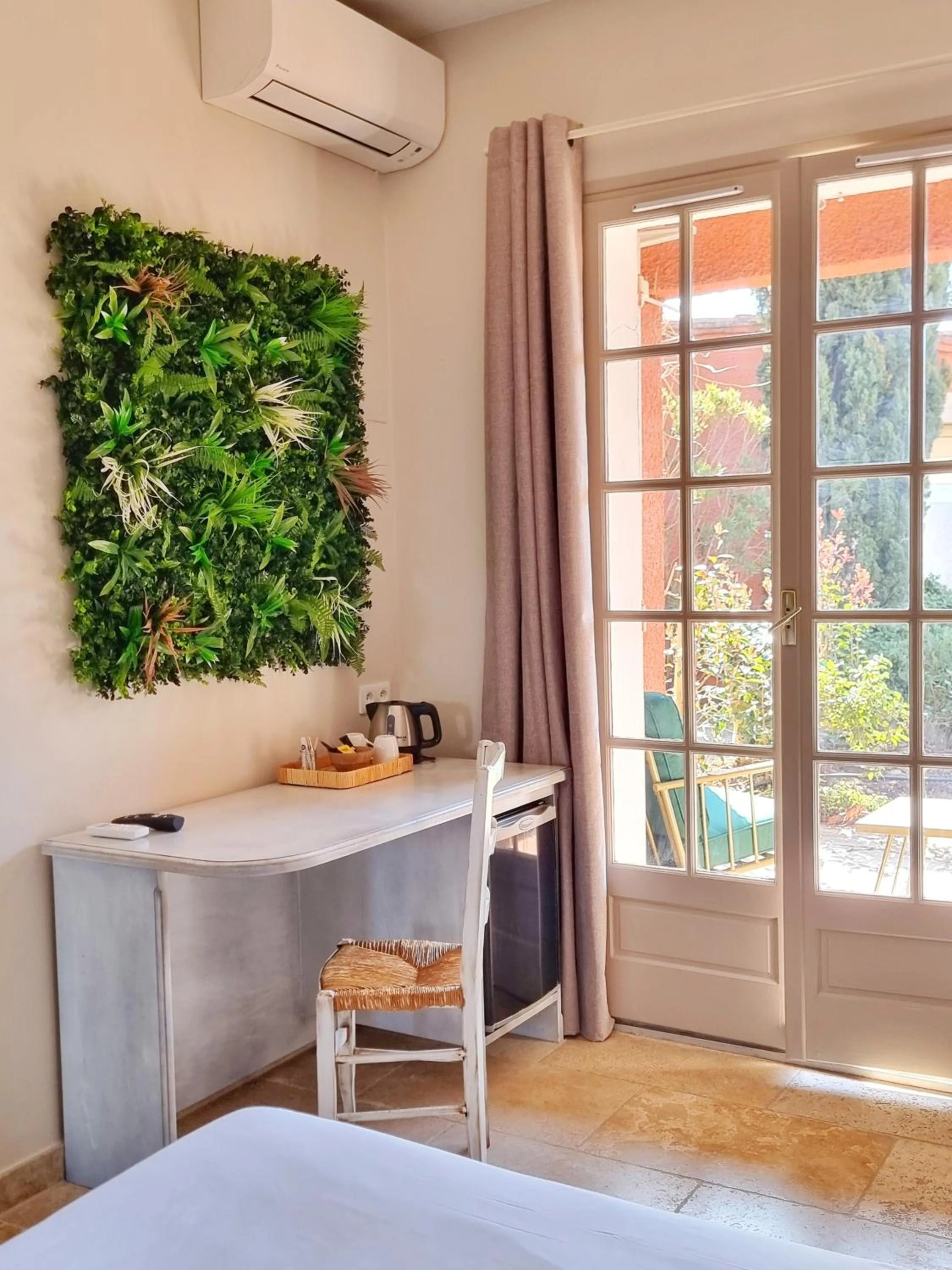 Bedroom, Bed in Castillon Des Baux