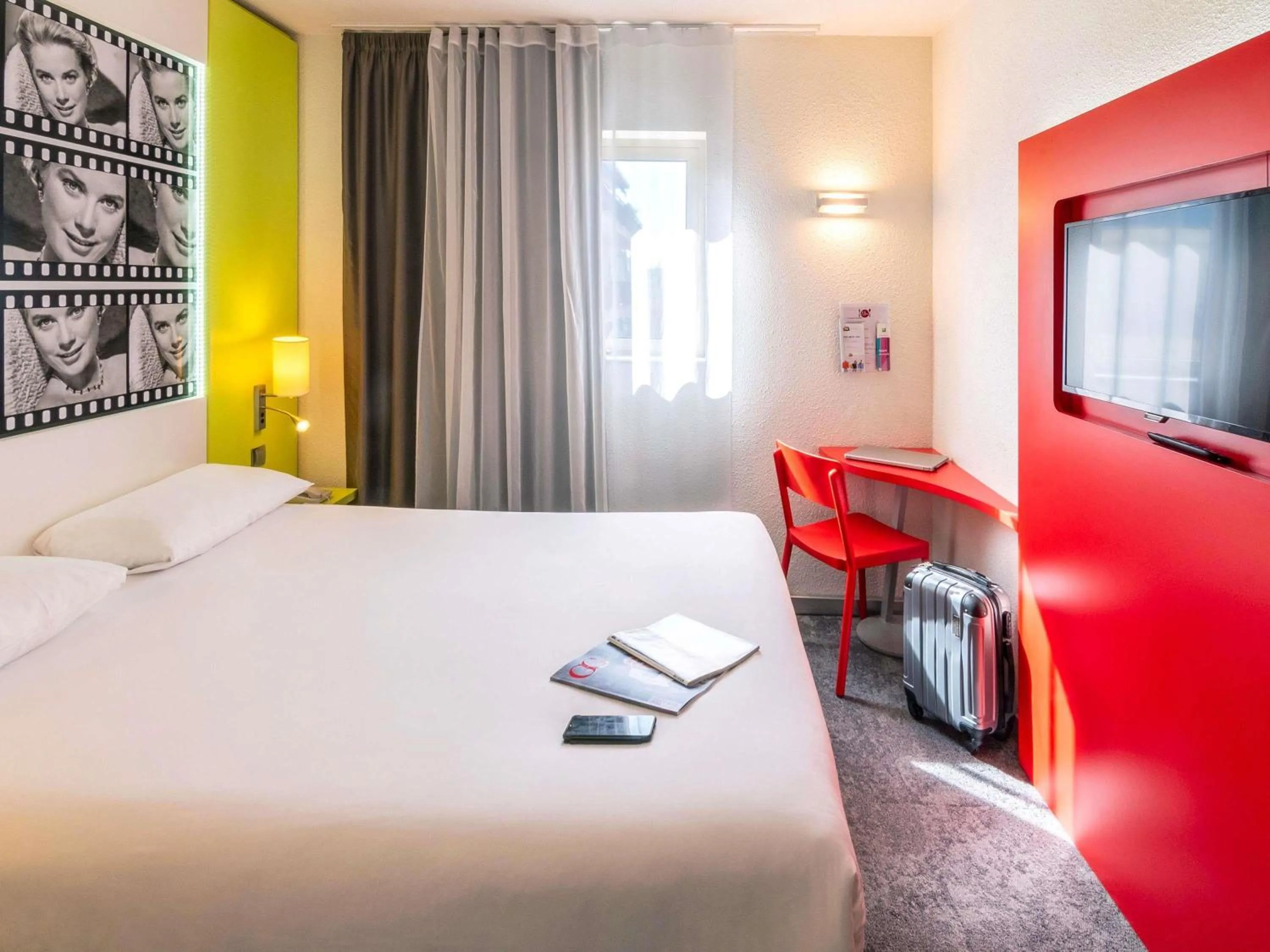 Bedroom, Bed in ibis Styles Cannes Le Cannet