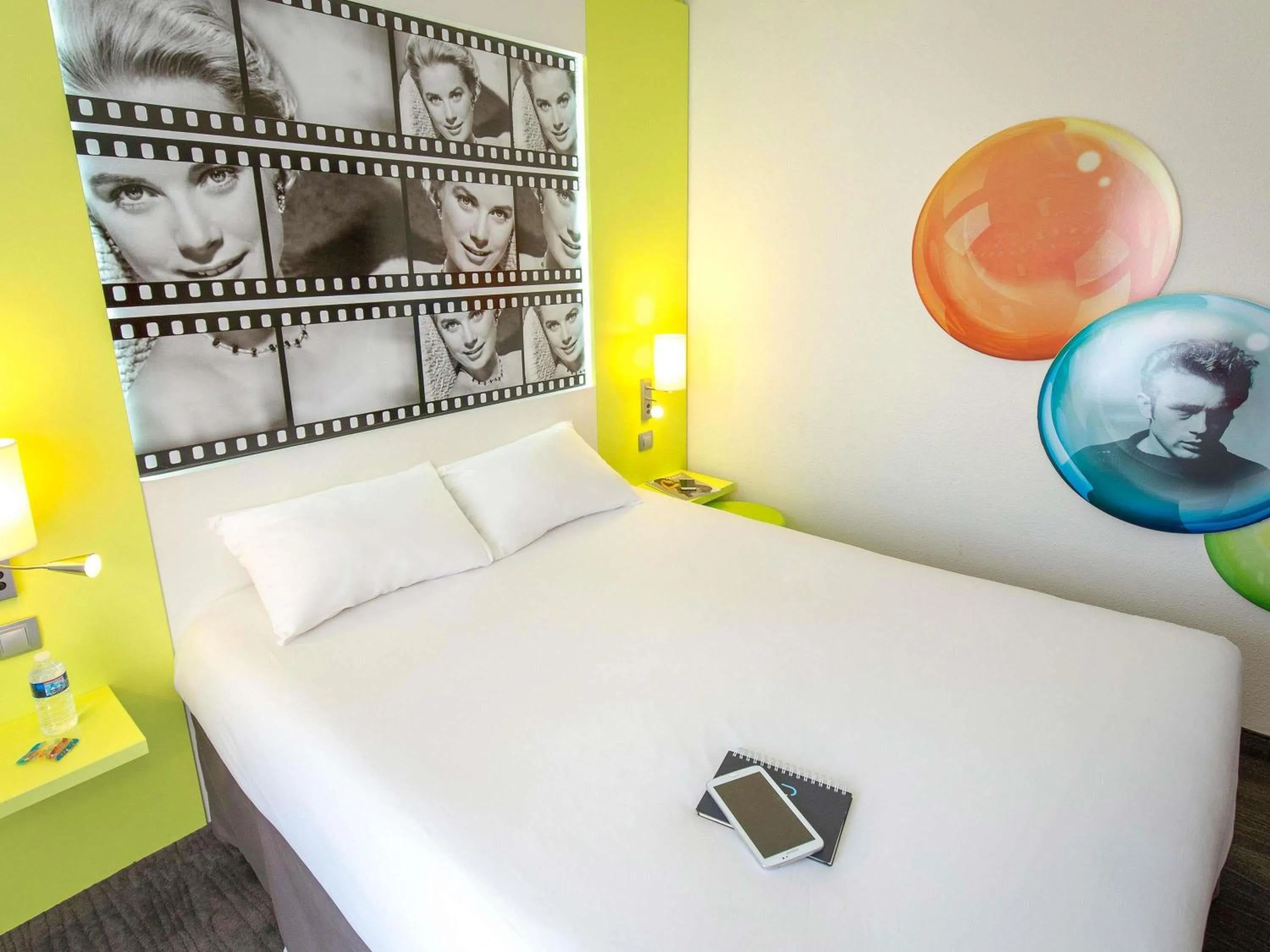 Bedroom, Bed in ibis Styles Cannes Le Cannet