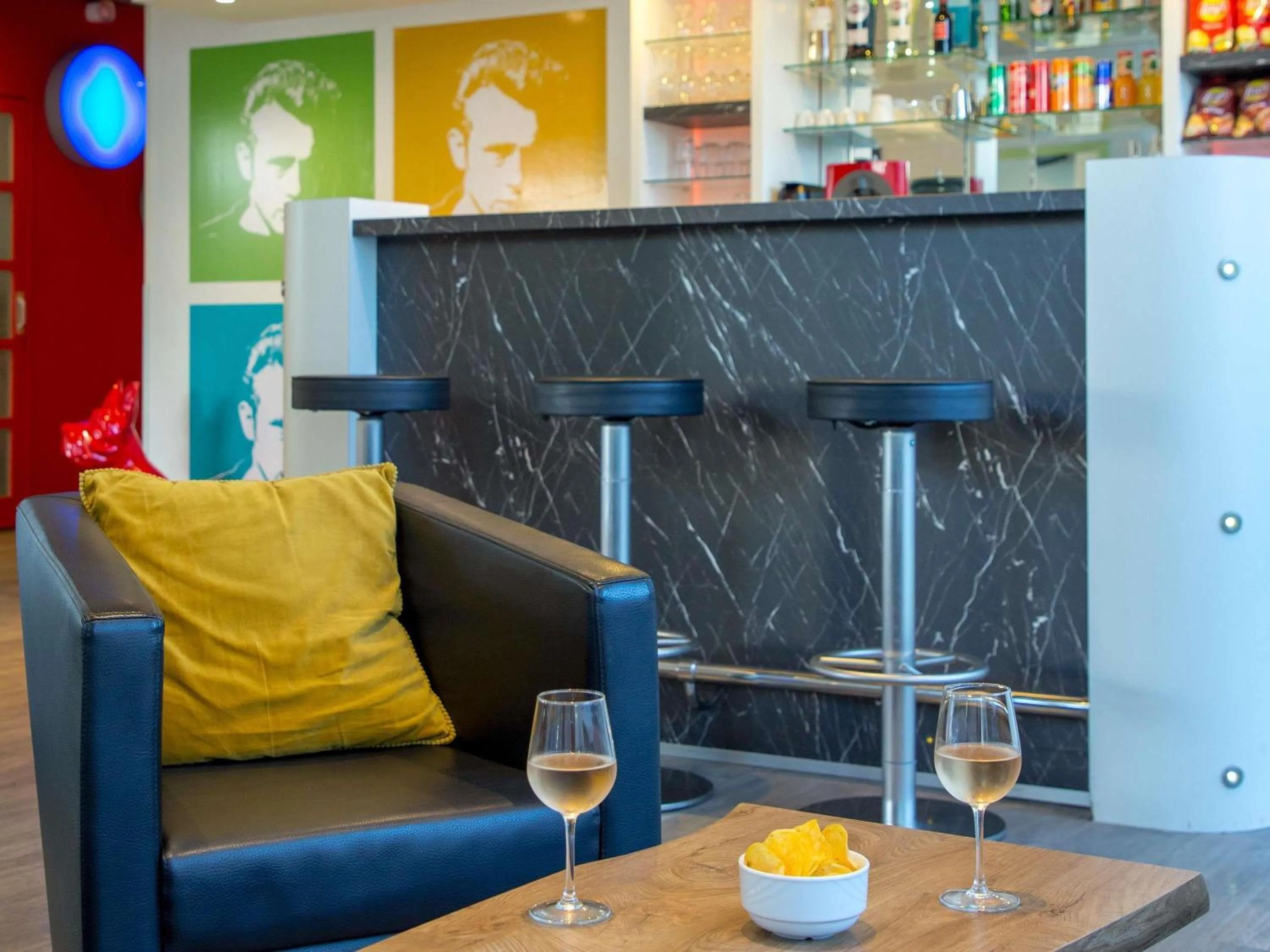 Lounge or bar in ibis Styles Cannes Le Cannet