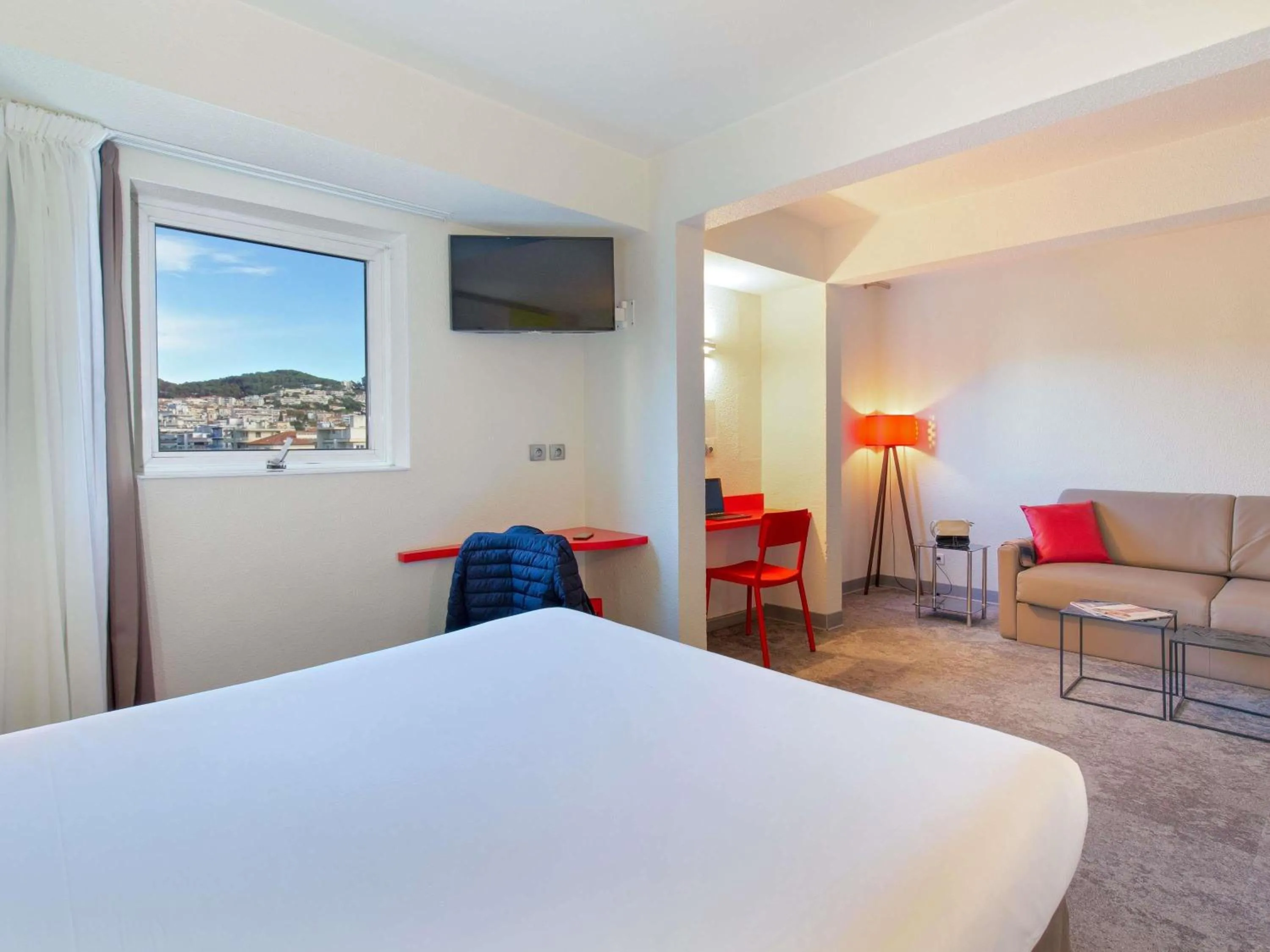 Bedroom, Bed in ibis Styles Cannes Le Cannet