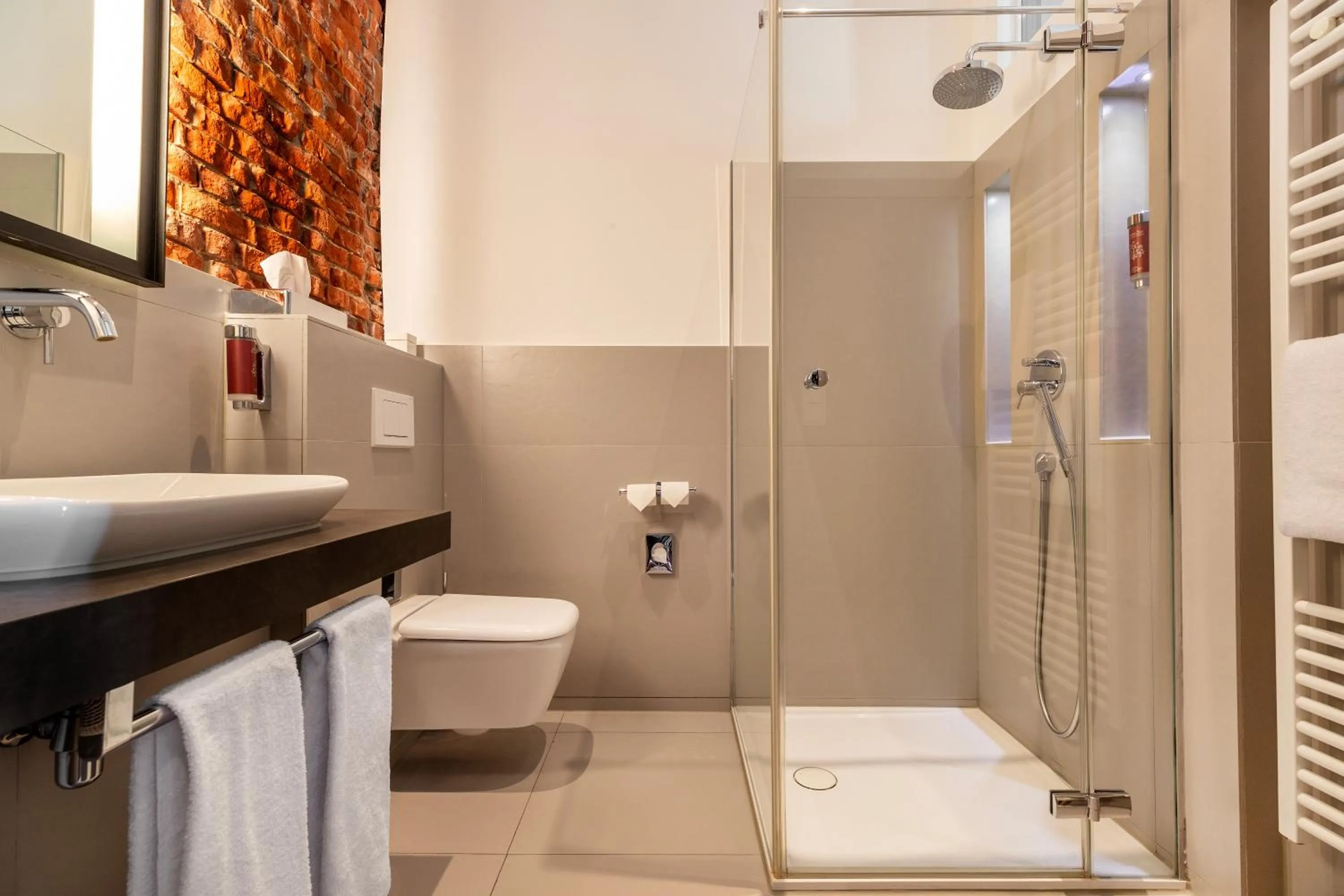 Shower in Hotel Volksschule