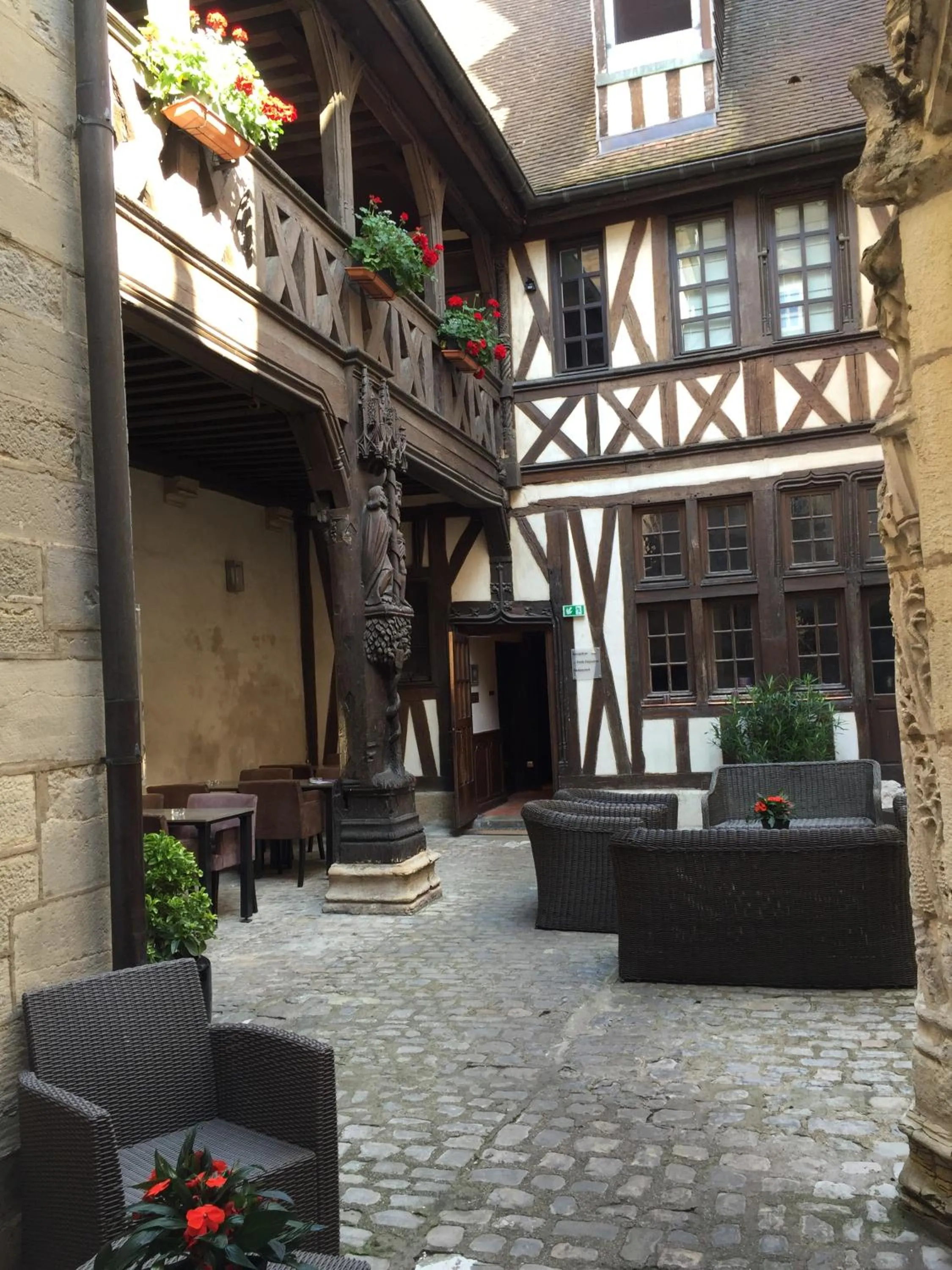 Patio in Maison Philippe Le Bon Hôtel, Restaurant & Bar le 19