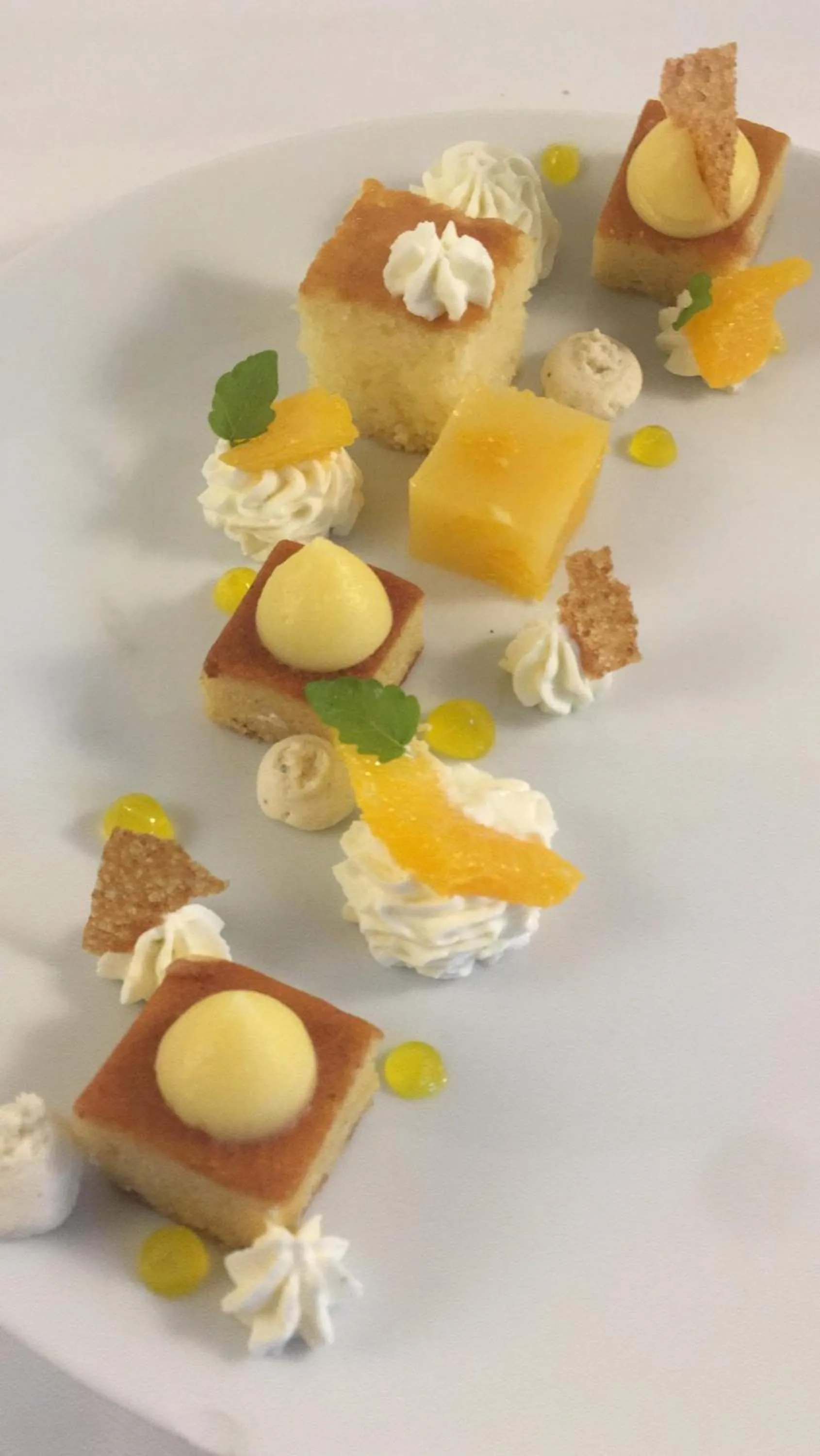 Food and drinks in Maison Philippe Le Bon Hôtel, Restaurant & Bar le 19