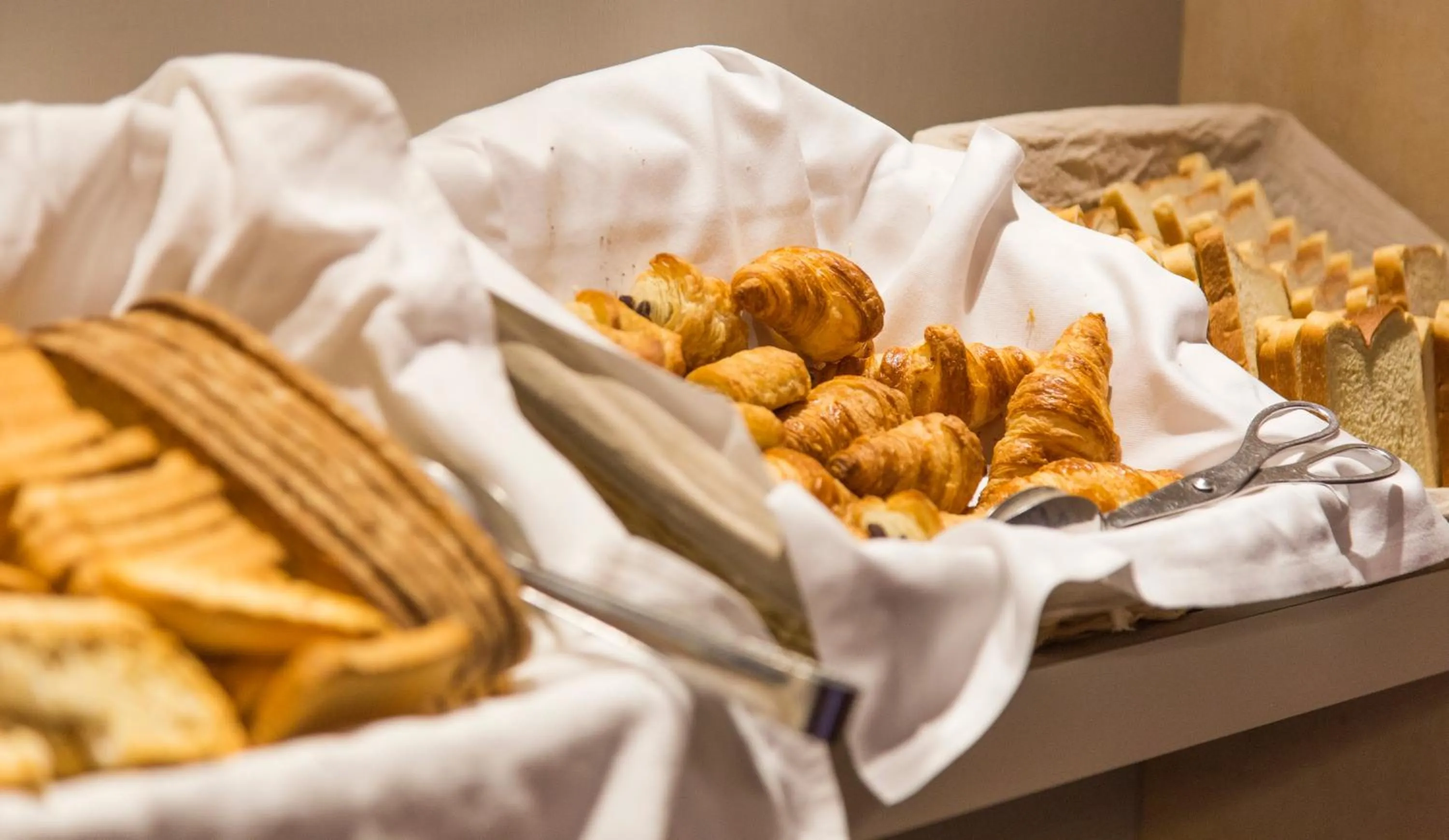 Food and drinks in Maison Philippe Le Bon Hôtel, Restaurant & Bar le 19