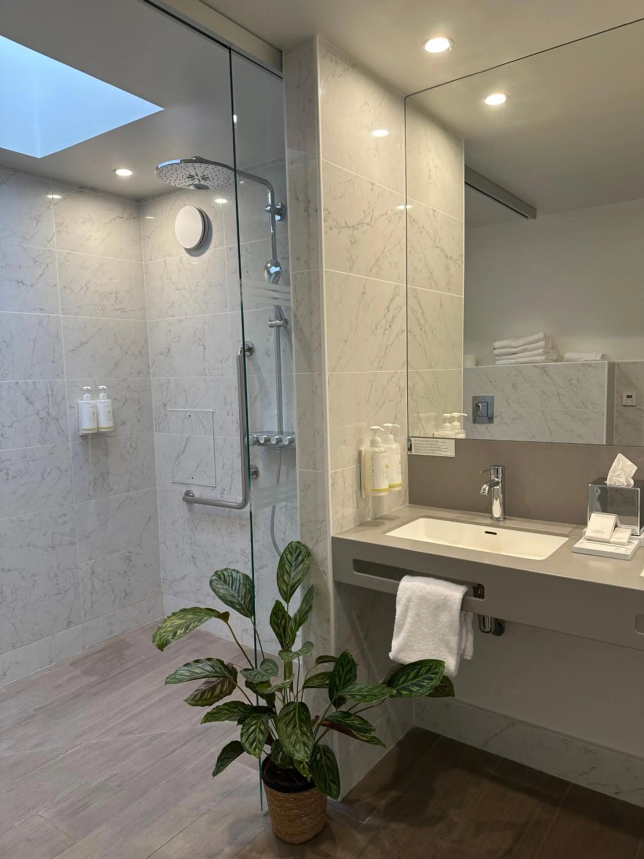 Bathroom in Maison Philippe Le Bon Hôtel, Restaurant & Bar le 19