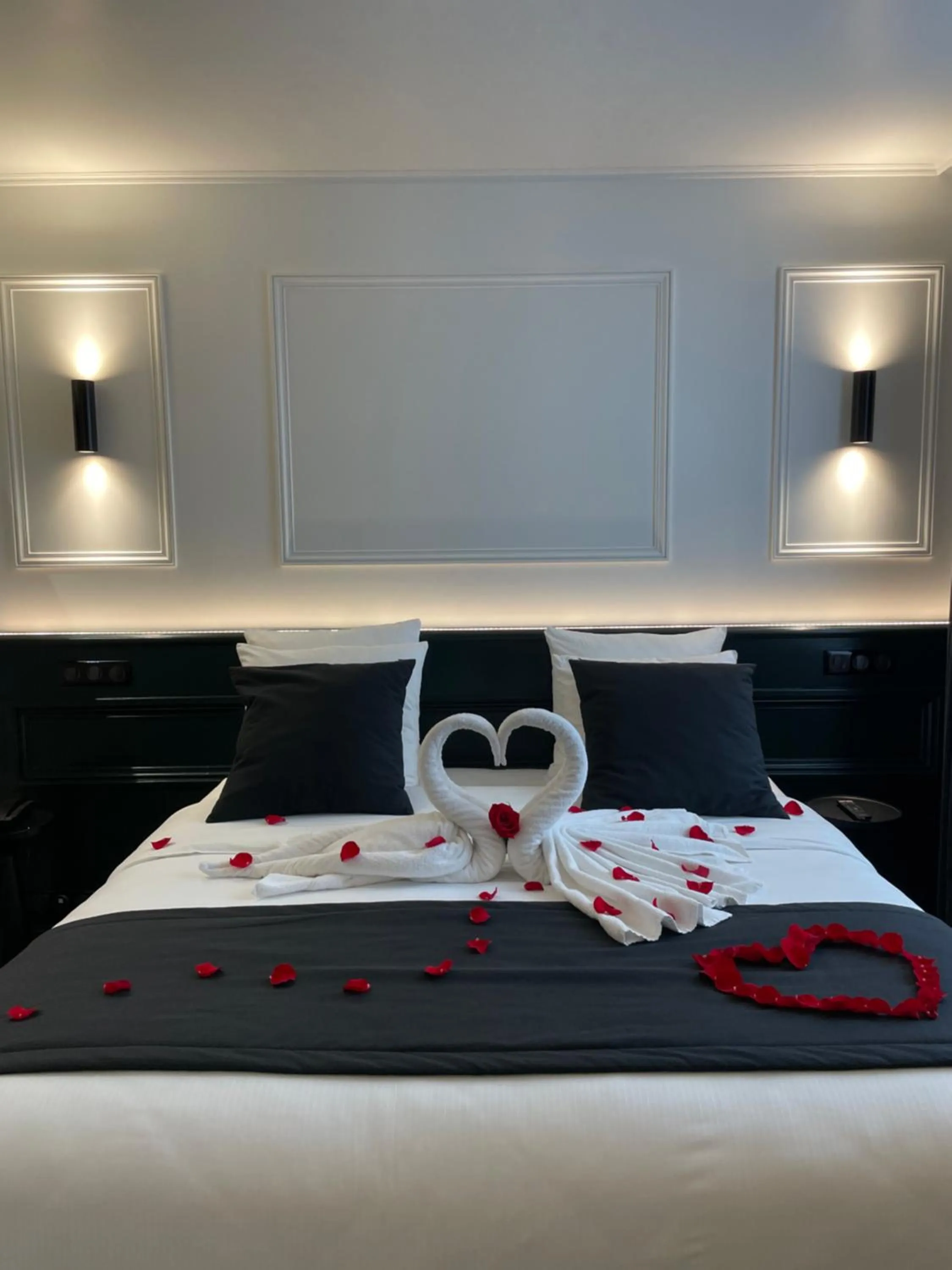 Photo of the whole room, Bed in Maison Philippe Le Bon Hôtel, Restaurant & Bar le 19