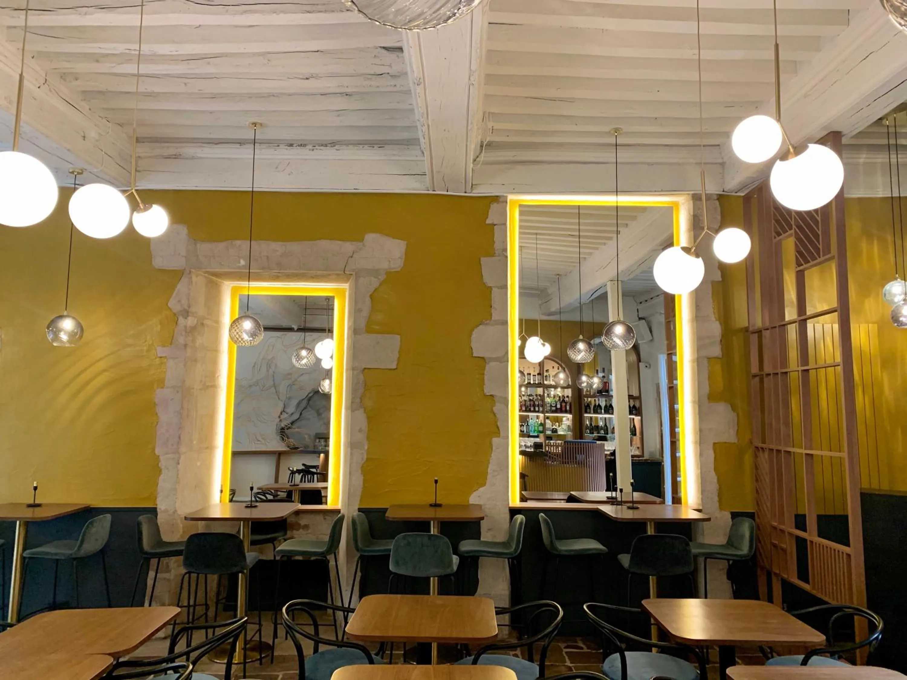 Lounge or bar in Maison Philippe Le Bon Hôtel, Restaurant & Bar le 19