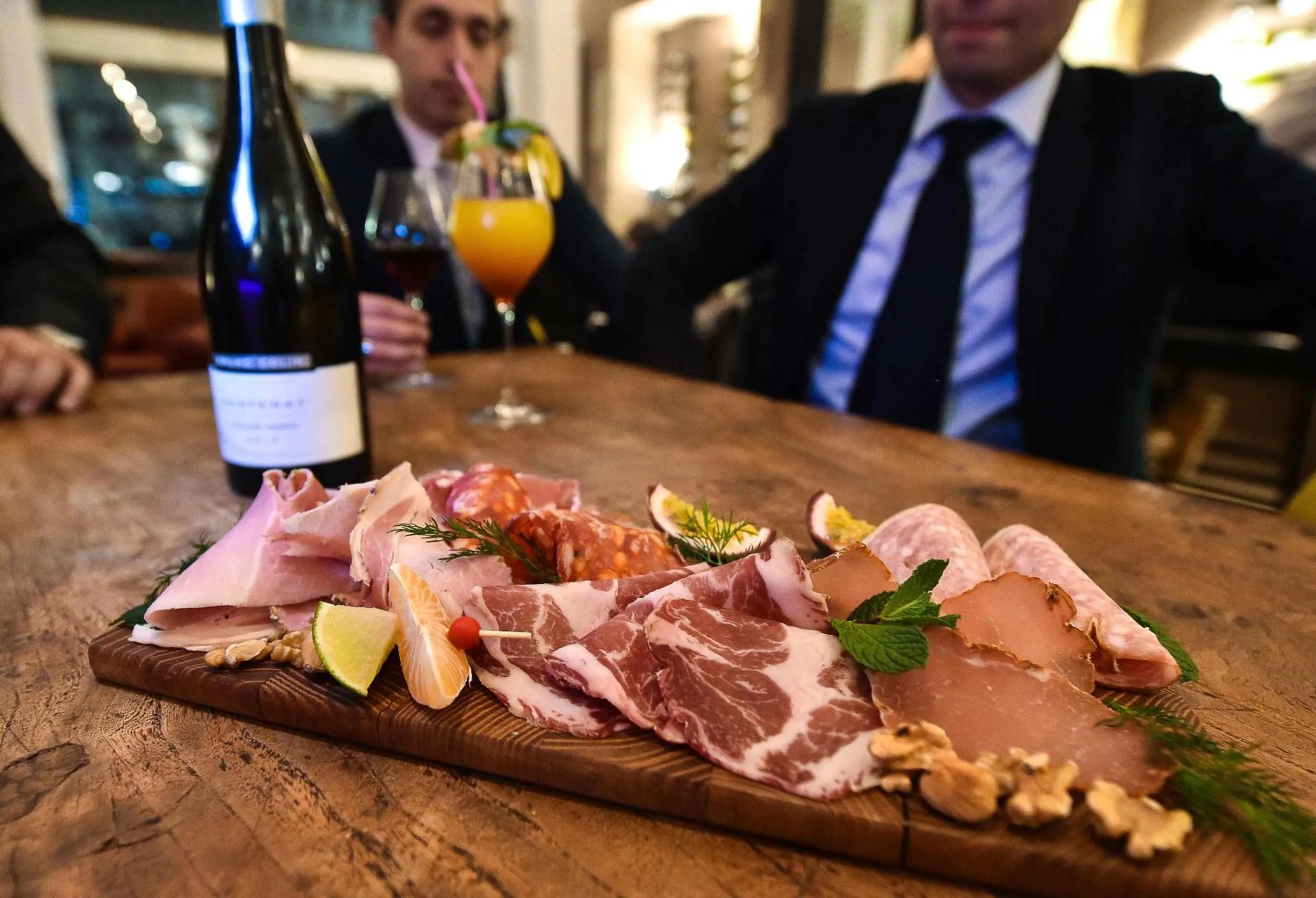 Food and drinks in Maison Philippe Le Bon Hôtel, Restaurant & Bar le 19