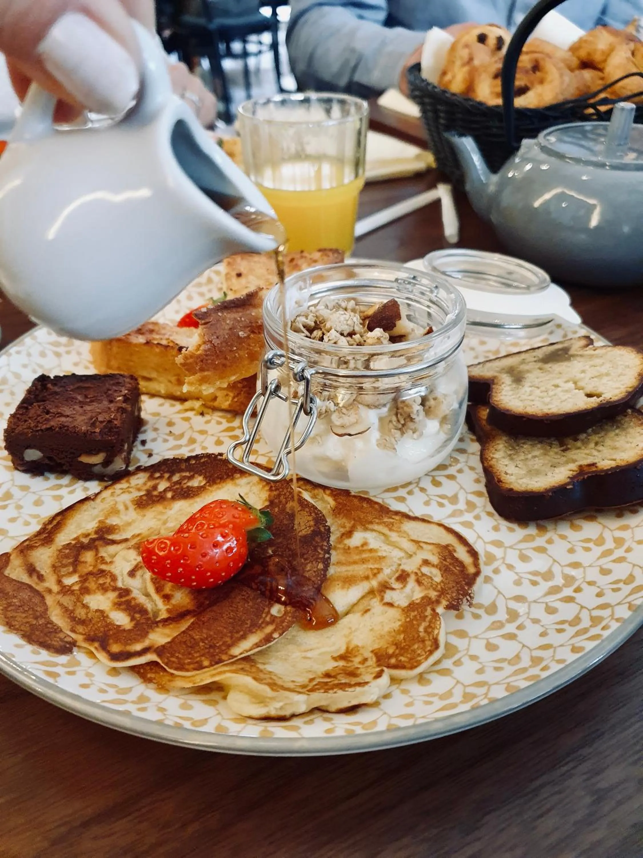 Food and drinks in Maison Philippe Le Bon Hôtel, Restaurant & Bar le 19