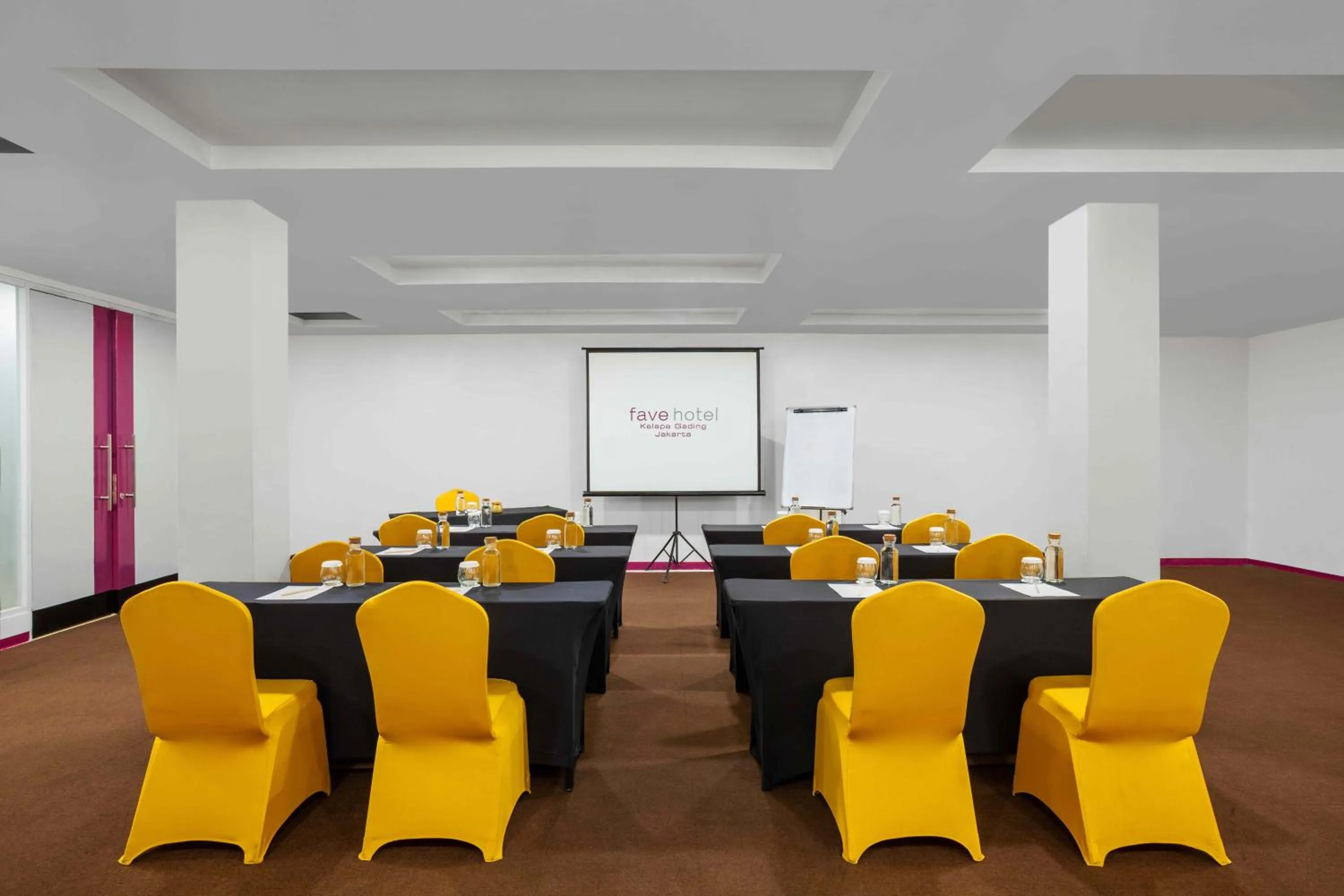 Meeting/conference room in favehotel Kelapa Gading