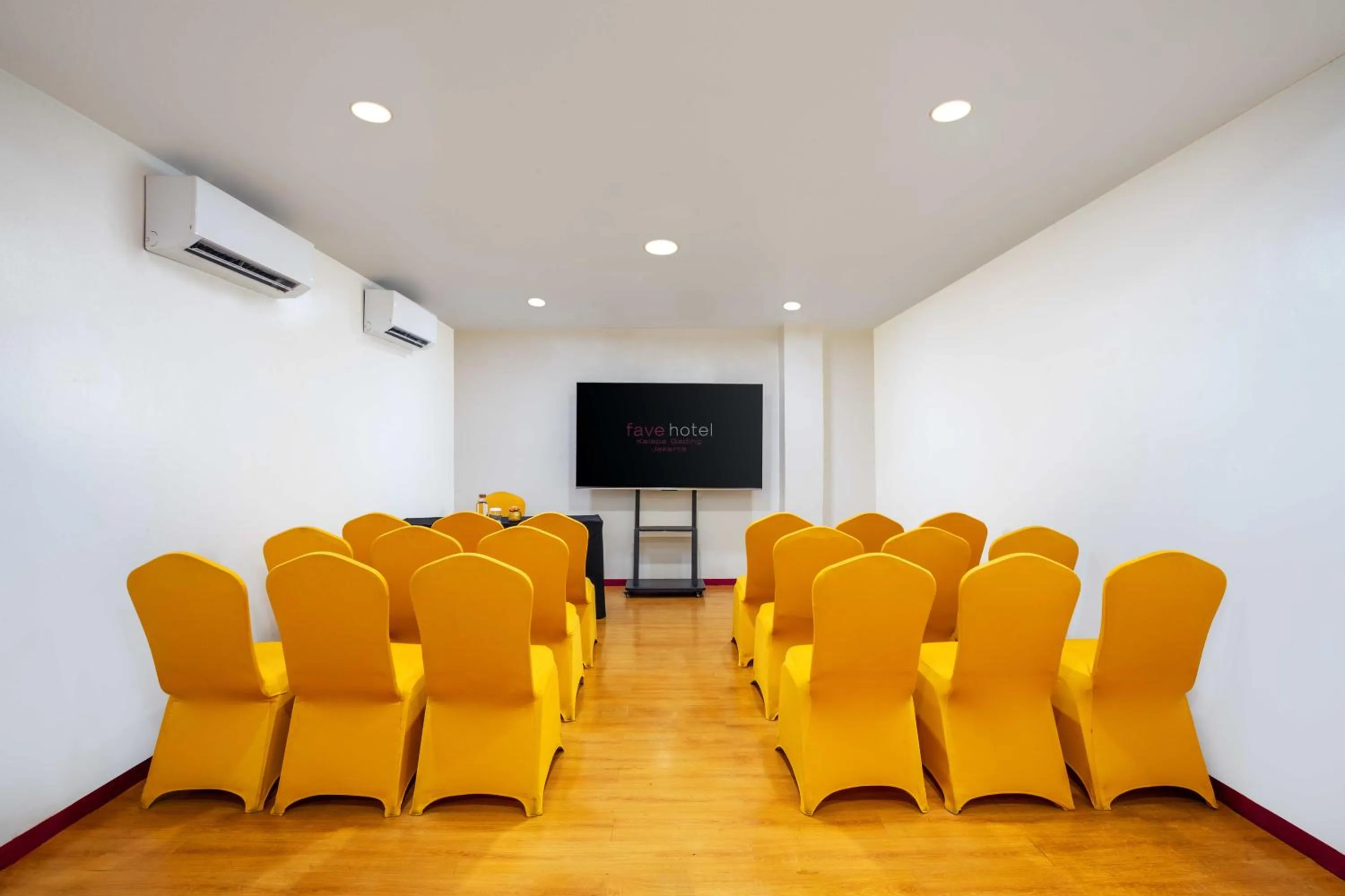 Meeting/conference room in favehotel Kelapa Gading