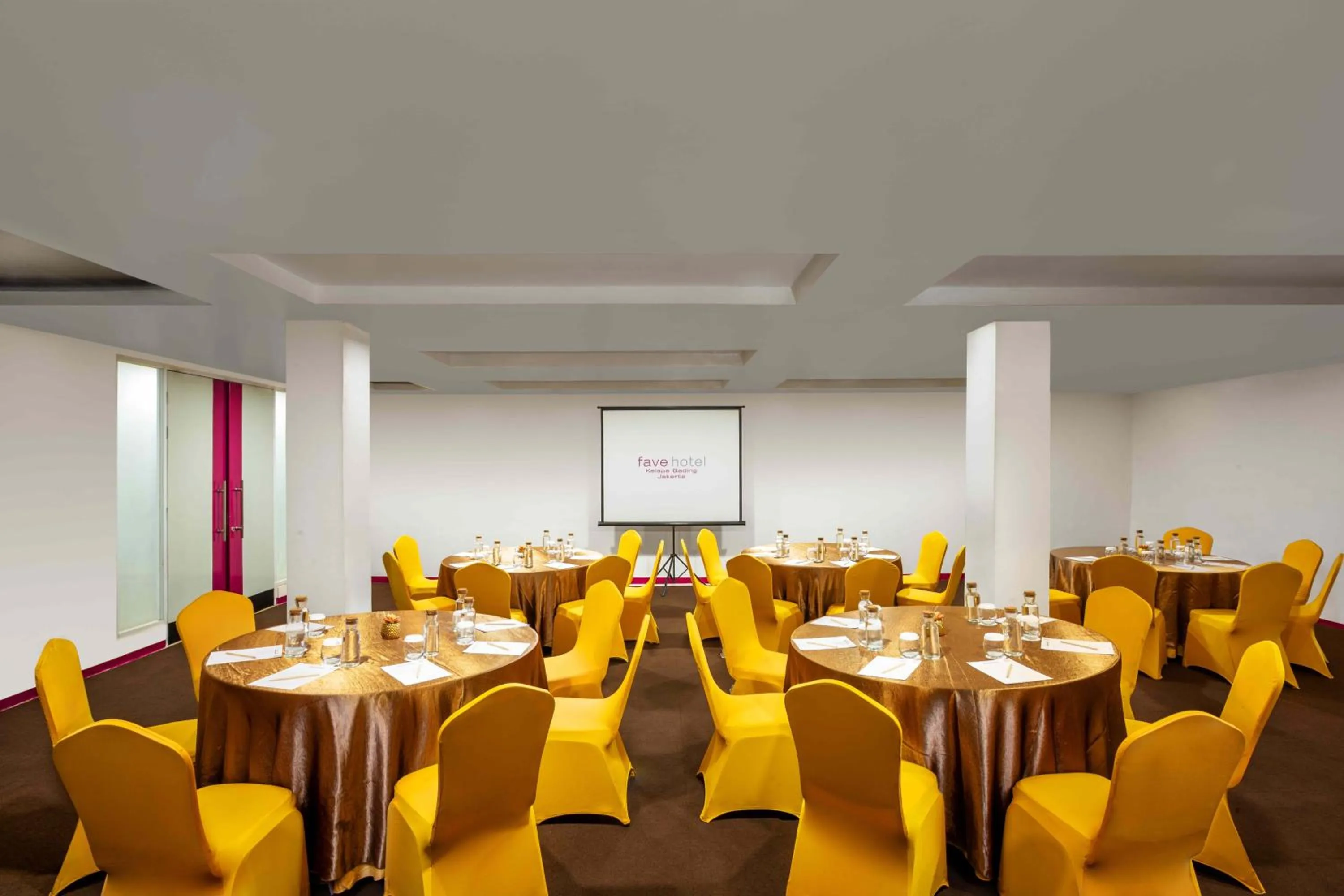 Meeting/conference room in favehotel Kelapa Gading
