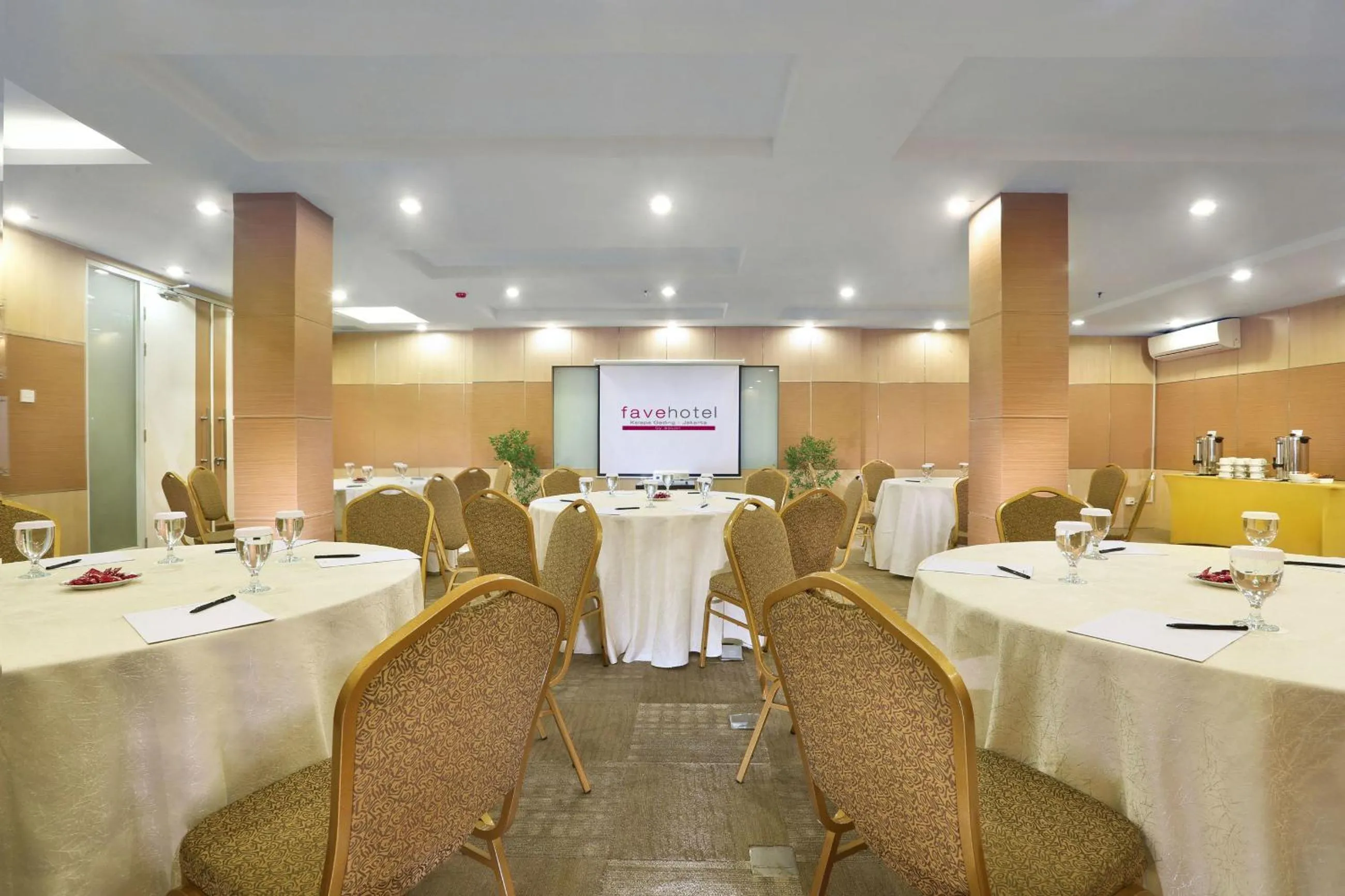 Business facilities in favehotel Kelapa Gading
