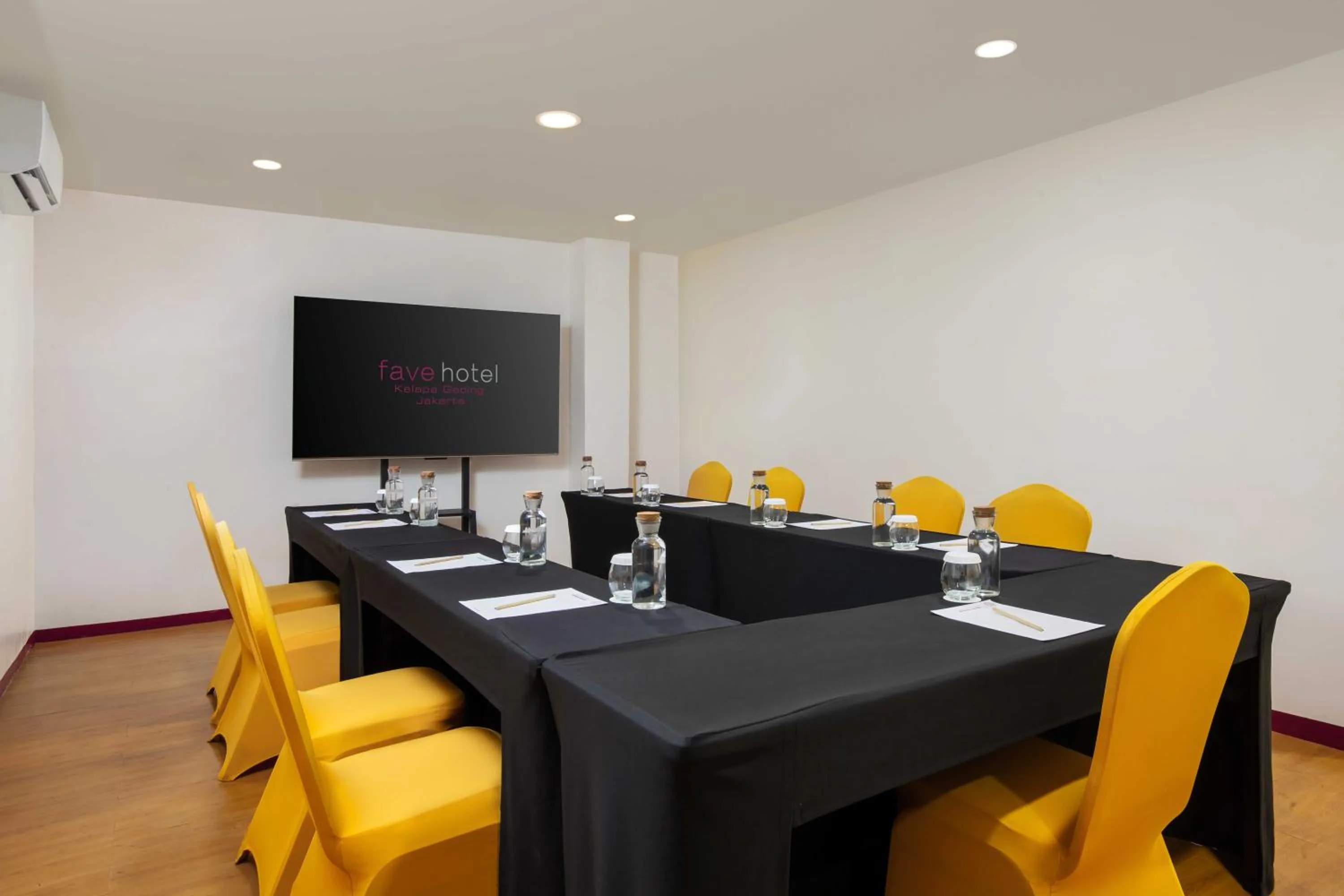 Meeting/conference room in favehotel Kelapa Gading