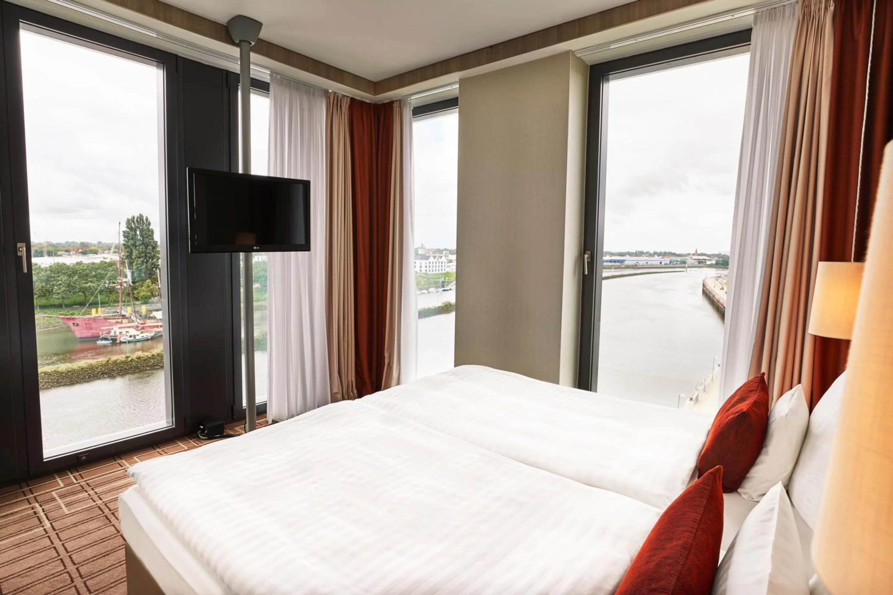 Bedroom, Bed in Steigenberger Hotel Bremen